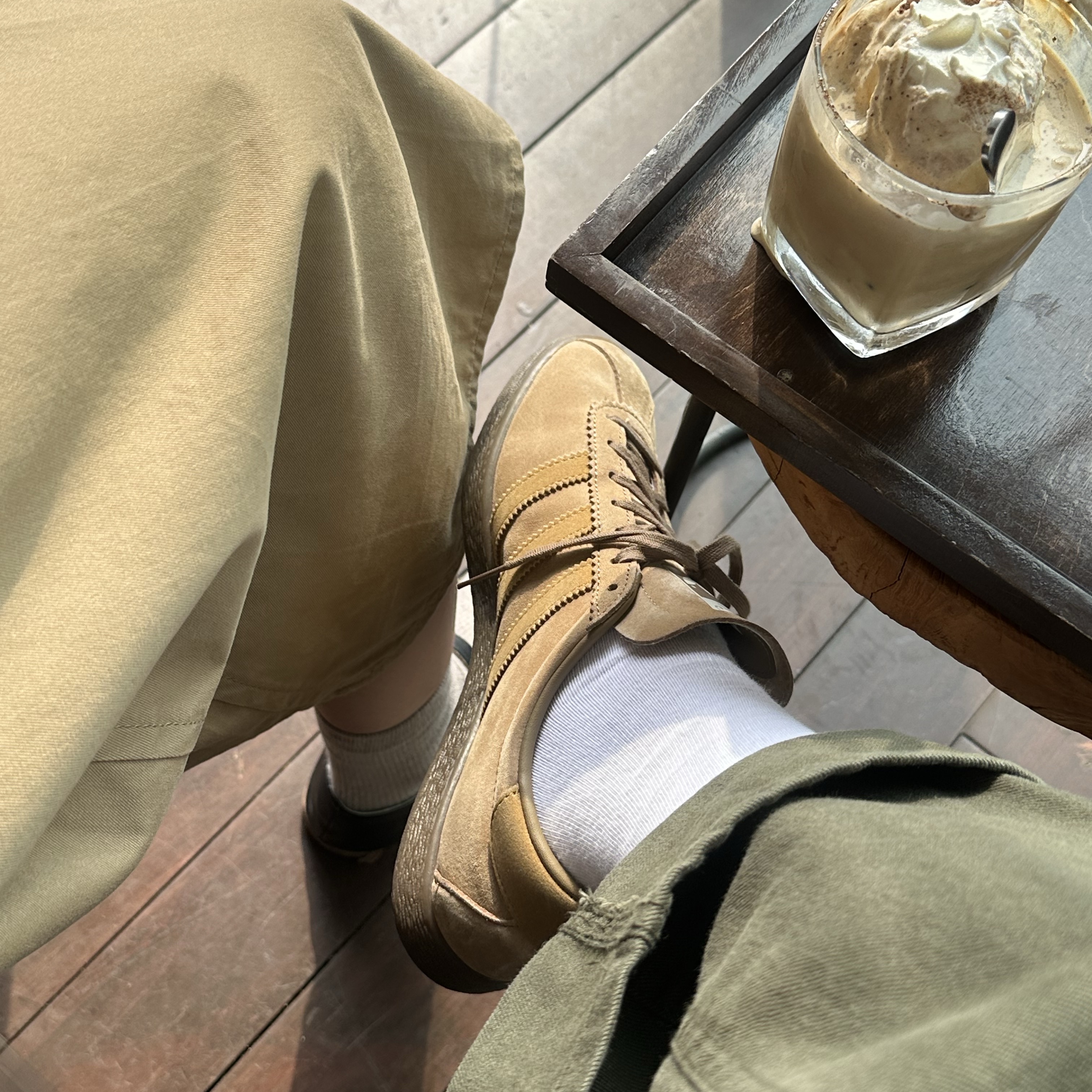 Adidas Tobacco Pantone Mesa 착용 스타일
