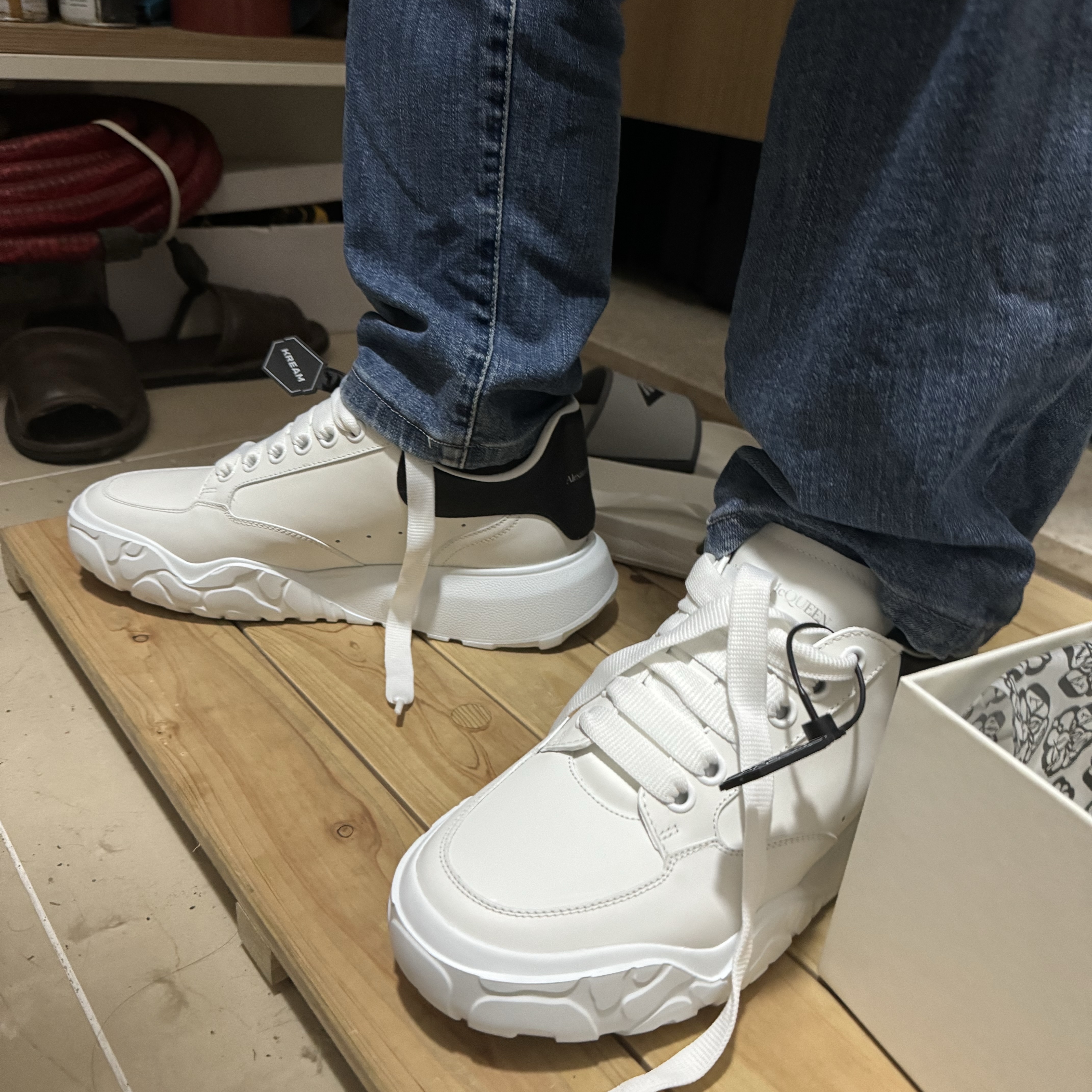 Alexander McQueen Court Trainer White Black 착용 스타일