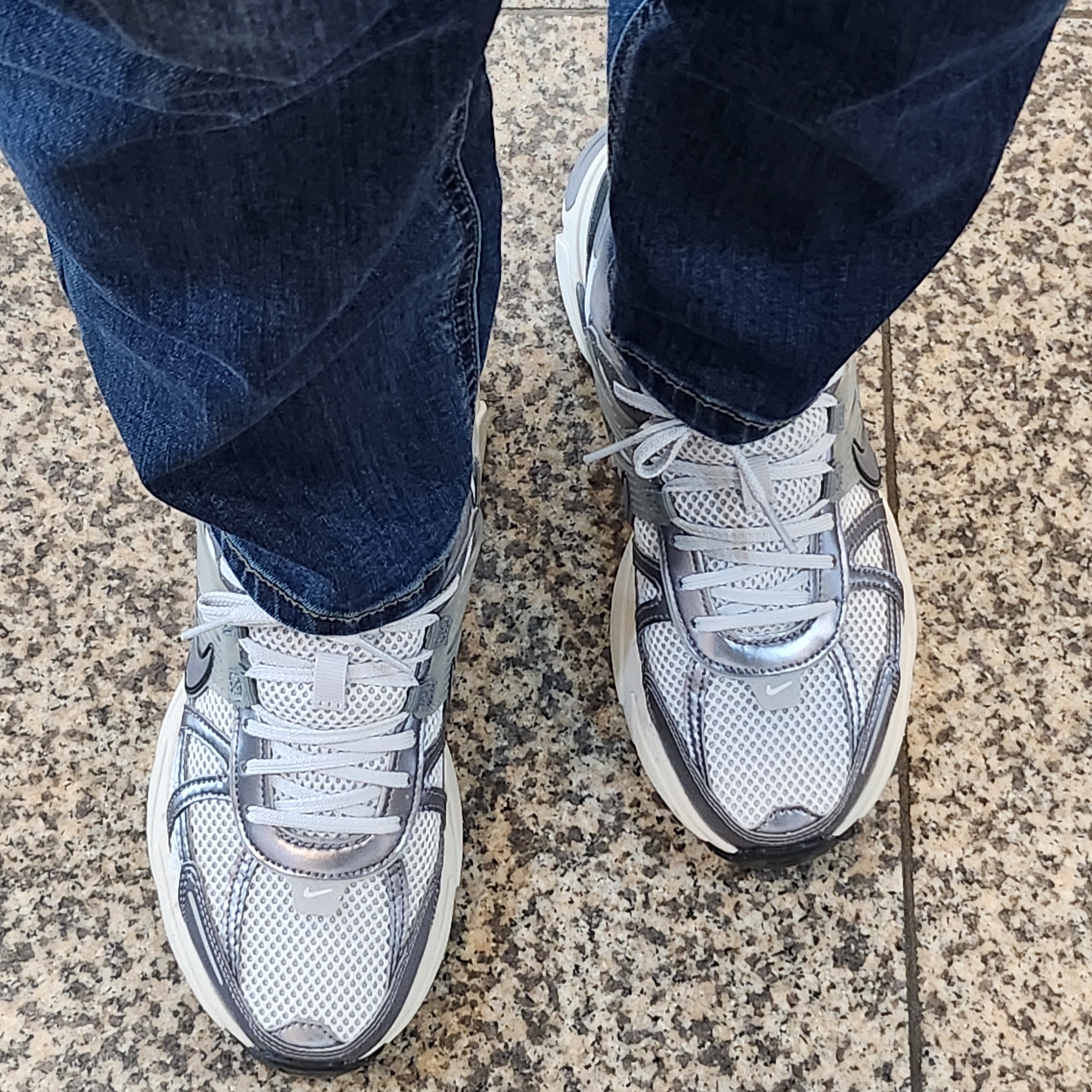 Nike V2K Run Pure Platinum Wolf Grey 착용 스타일