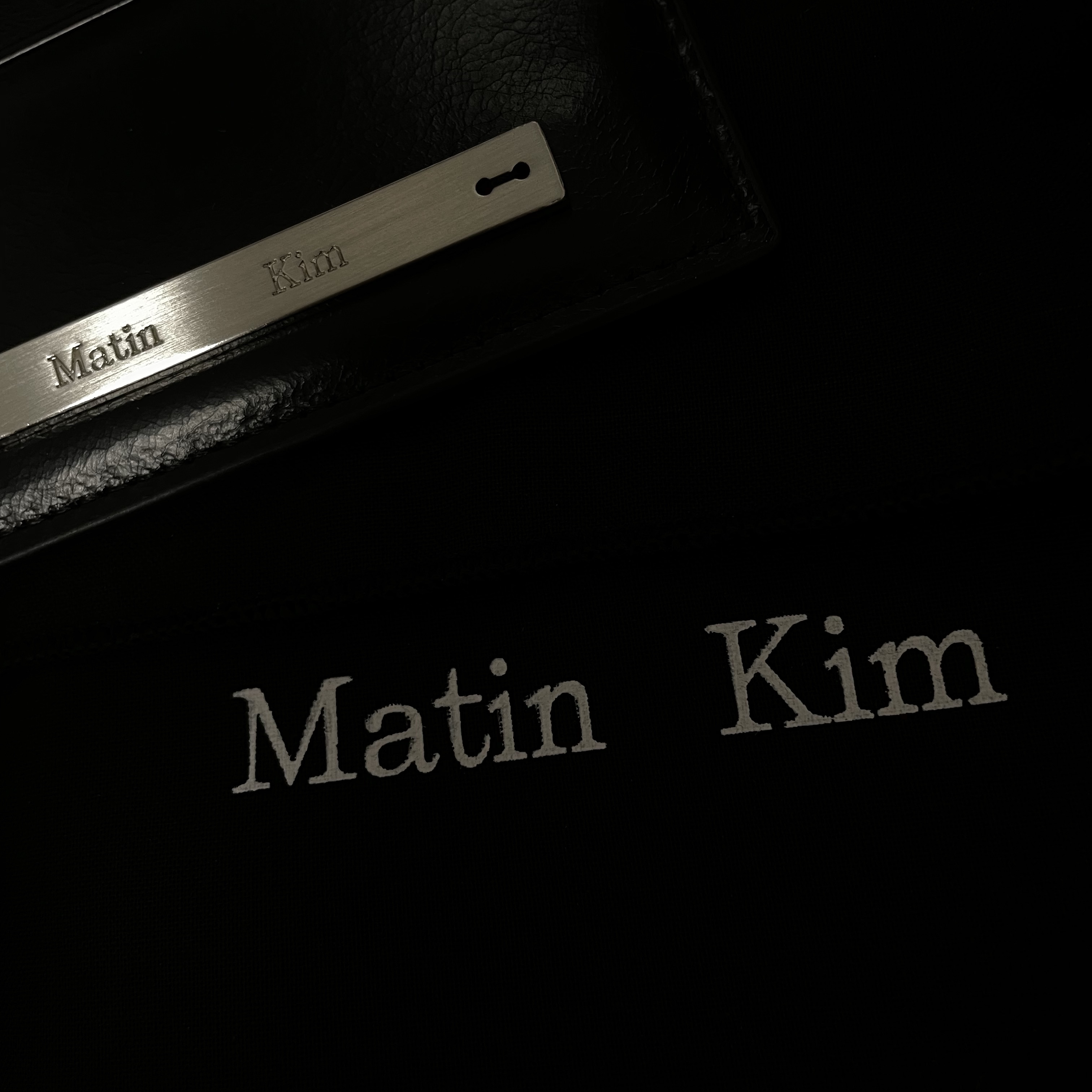 Matin Kim Vintage Card Wallet Black 착용 스타일