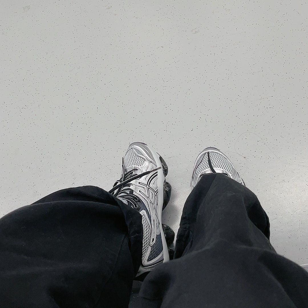 Asics Gel-Quantum Kinetic Mid Grey Pure Silver 착용 스타일 - 2