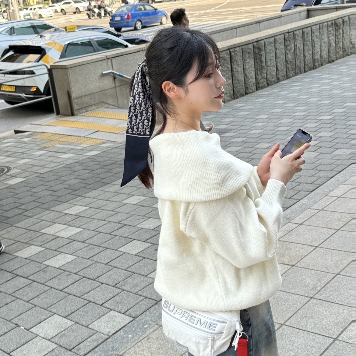 Supreme Waist Bag White - 23FW 착용 스타일 - 3