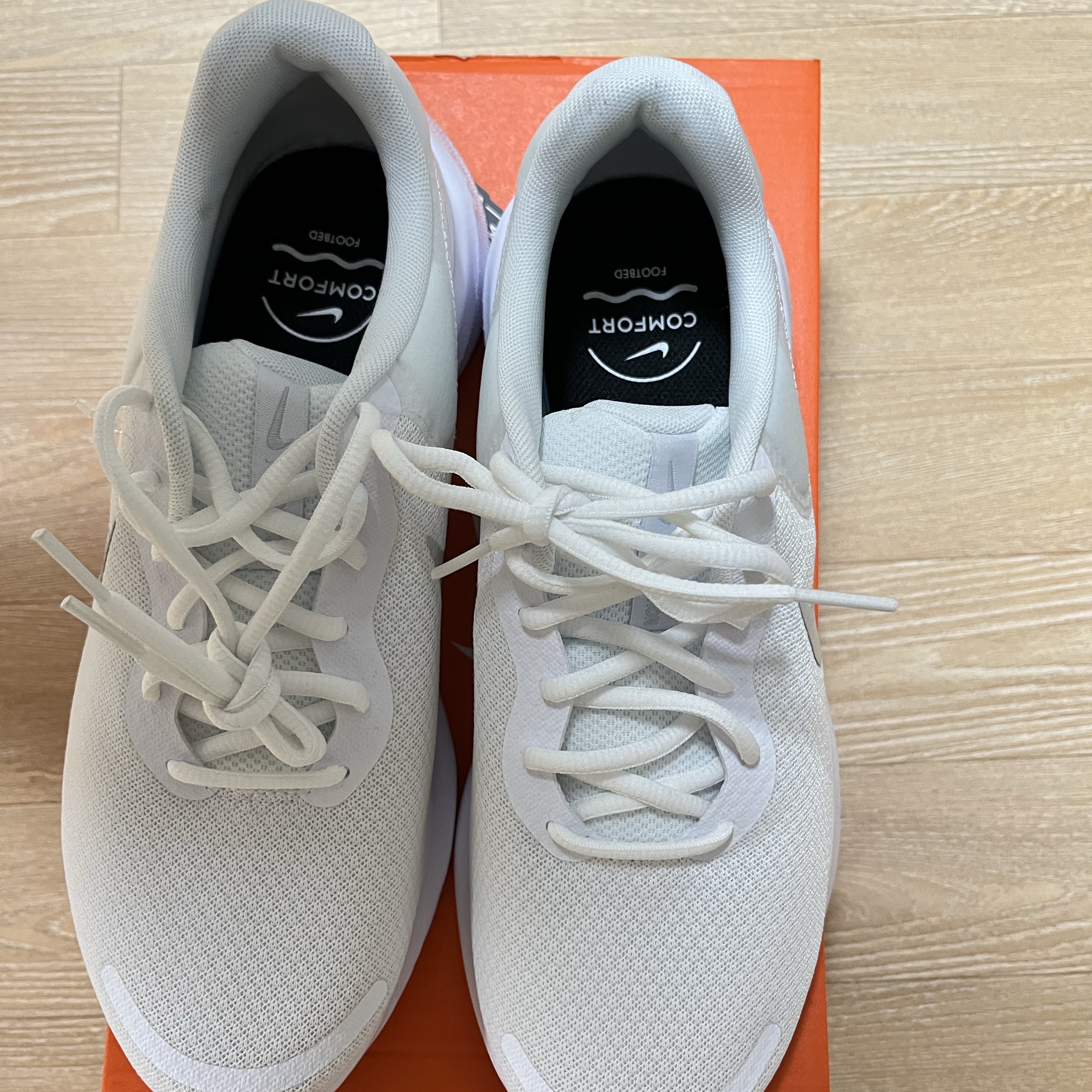 Nike Revolution 7 White 착용 스타일 - 2