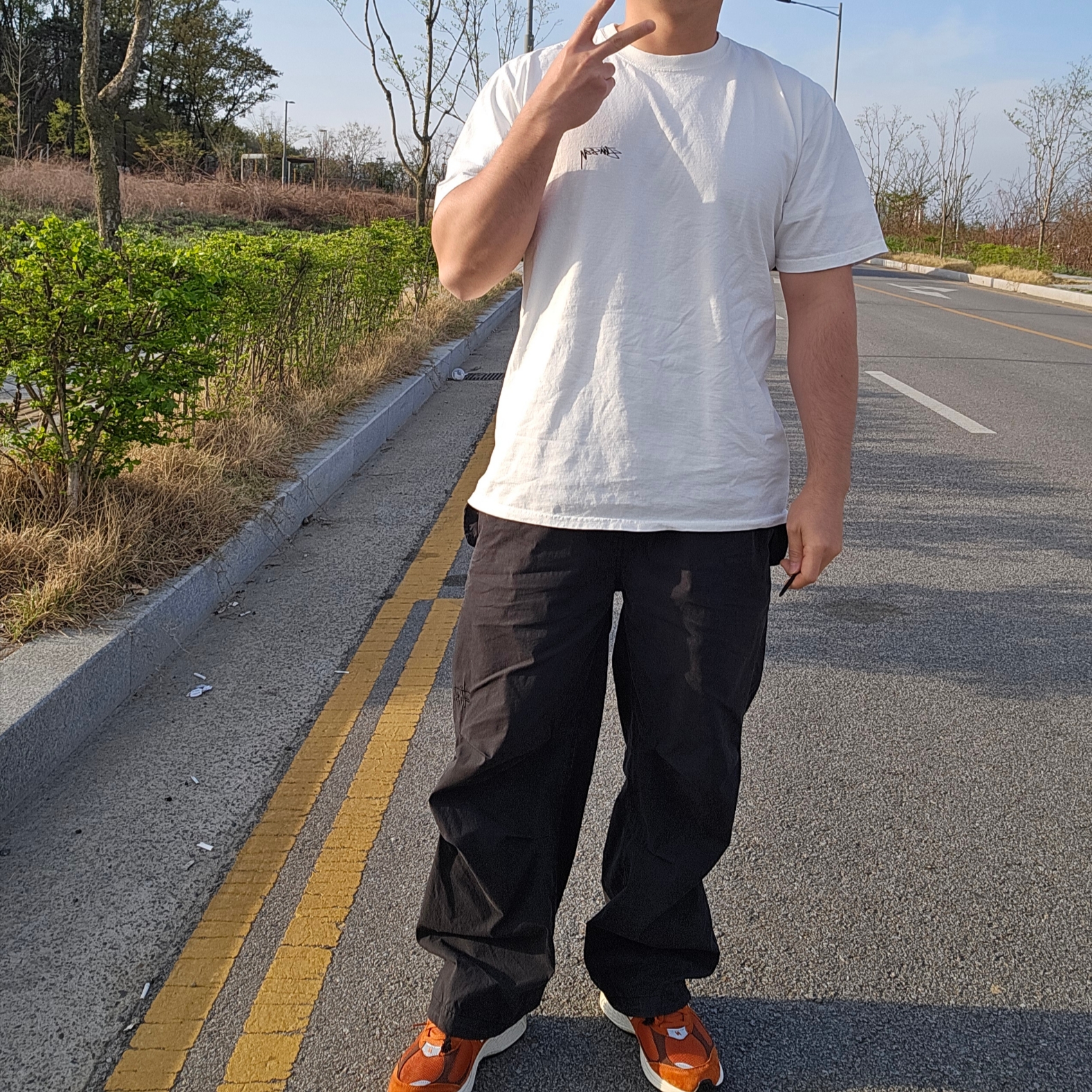 New Balance 2002R Rust Oxide, Stussy Nyco Over Trousers Black 착용 스타일 - 1