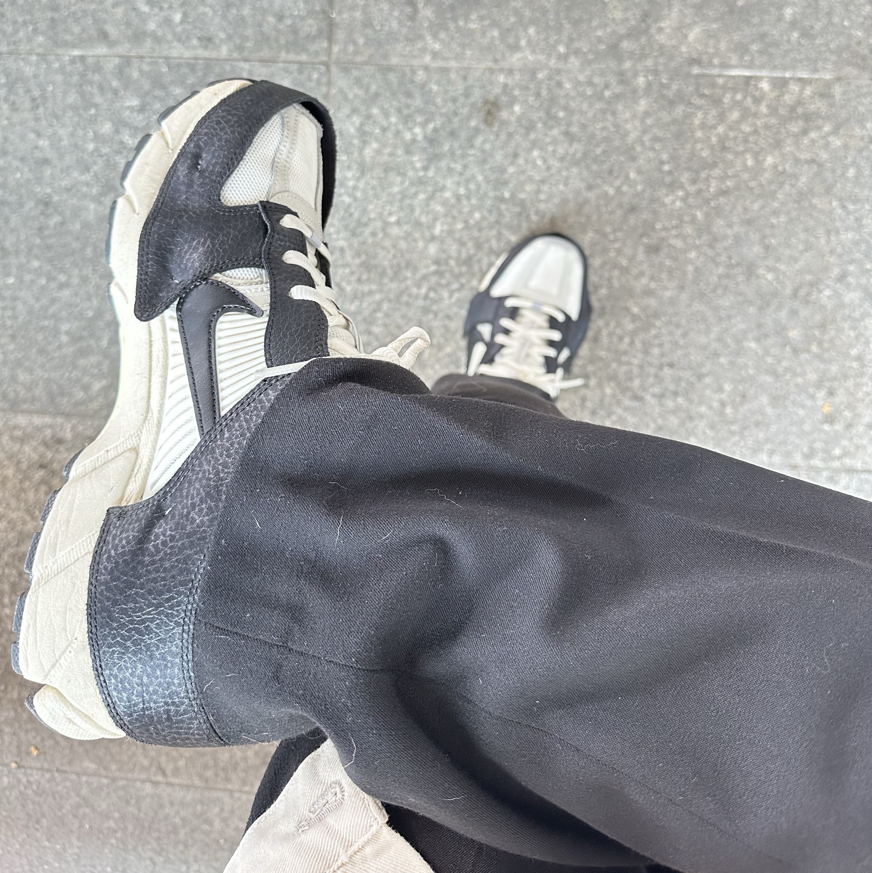 (W) Nike Zoom Vomero 5 Wolf Grey and Black 착용 스타일
