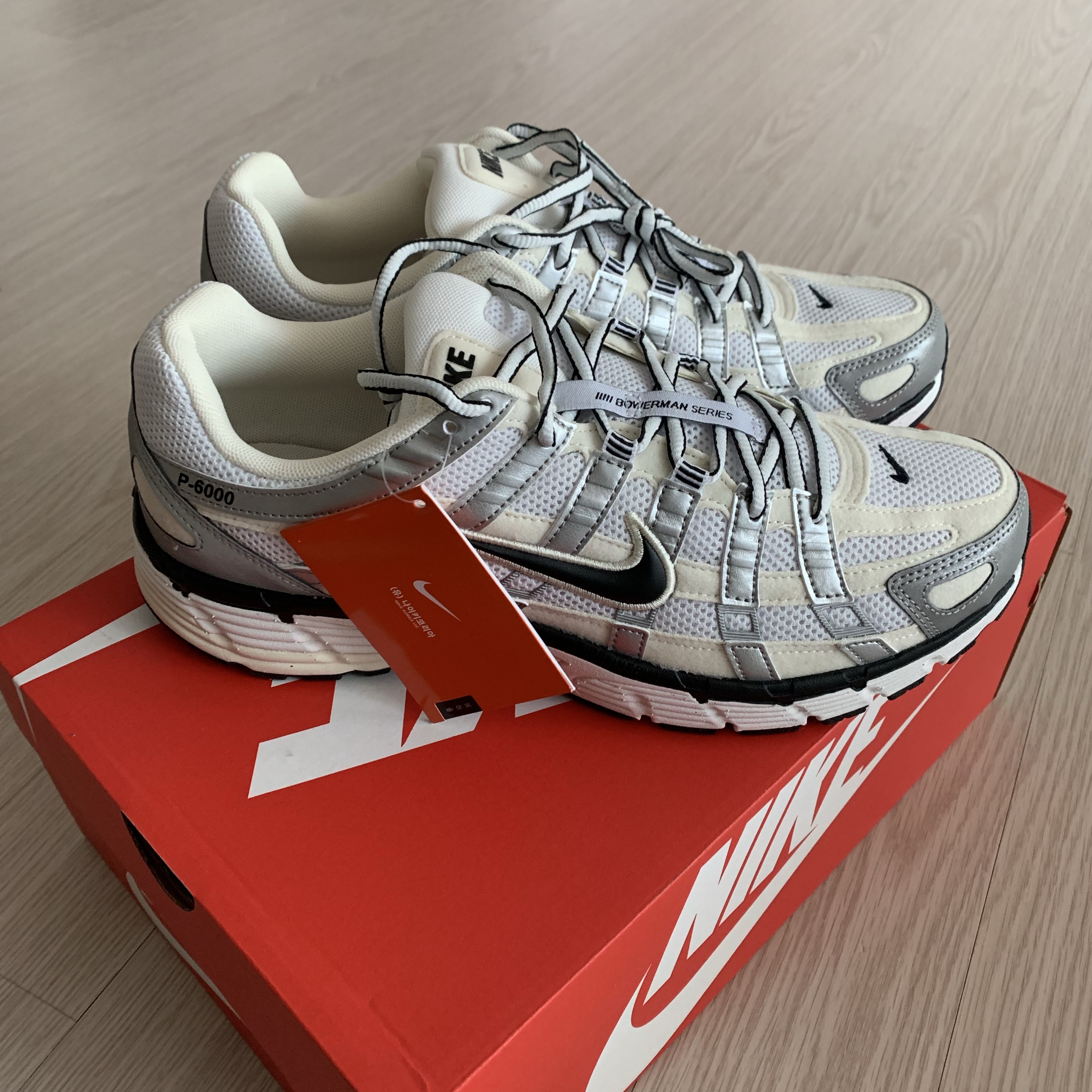 (W) Nike P-6000 Coconut Milk Metallic Silver 착용 스타일 - 3