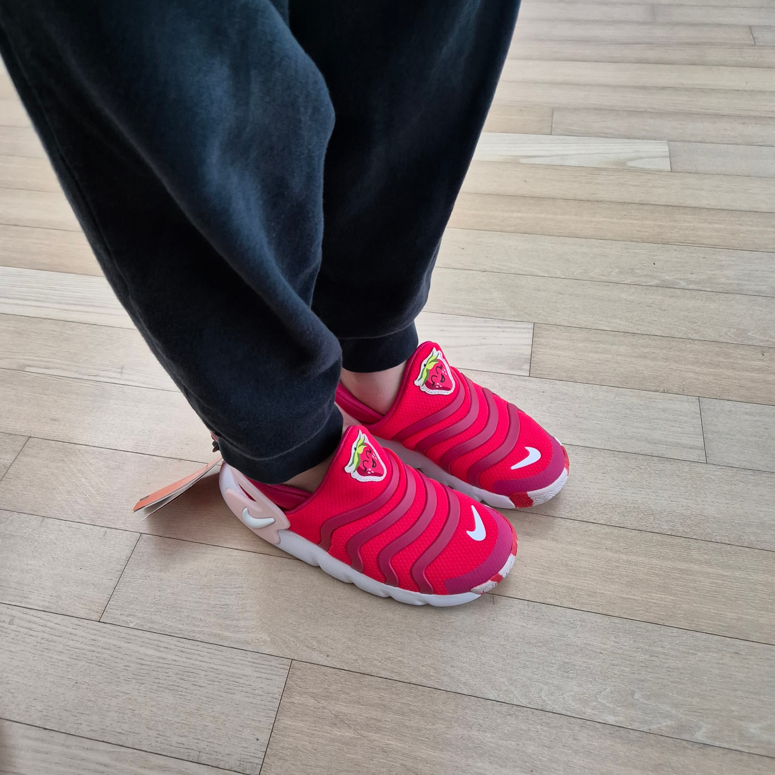 (PS) Nike Dynamo Go SE Strawberry 착용 스타일 - 2
