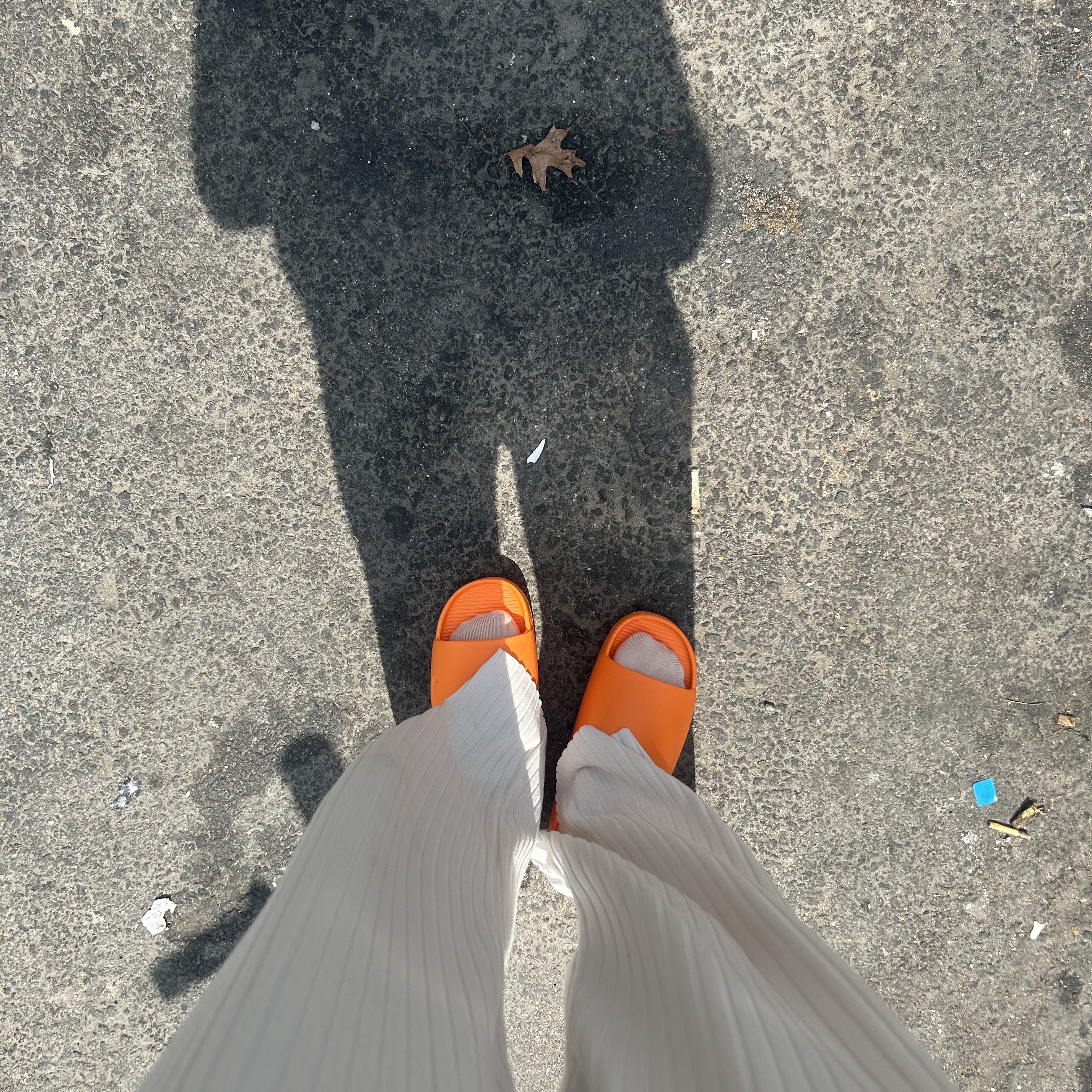 Nike Calm Slide Bright Mandarin 착용 스타일 - 2