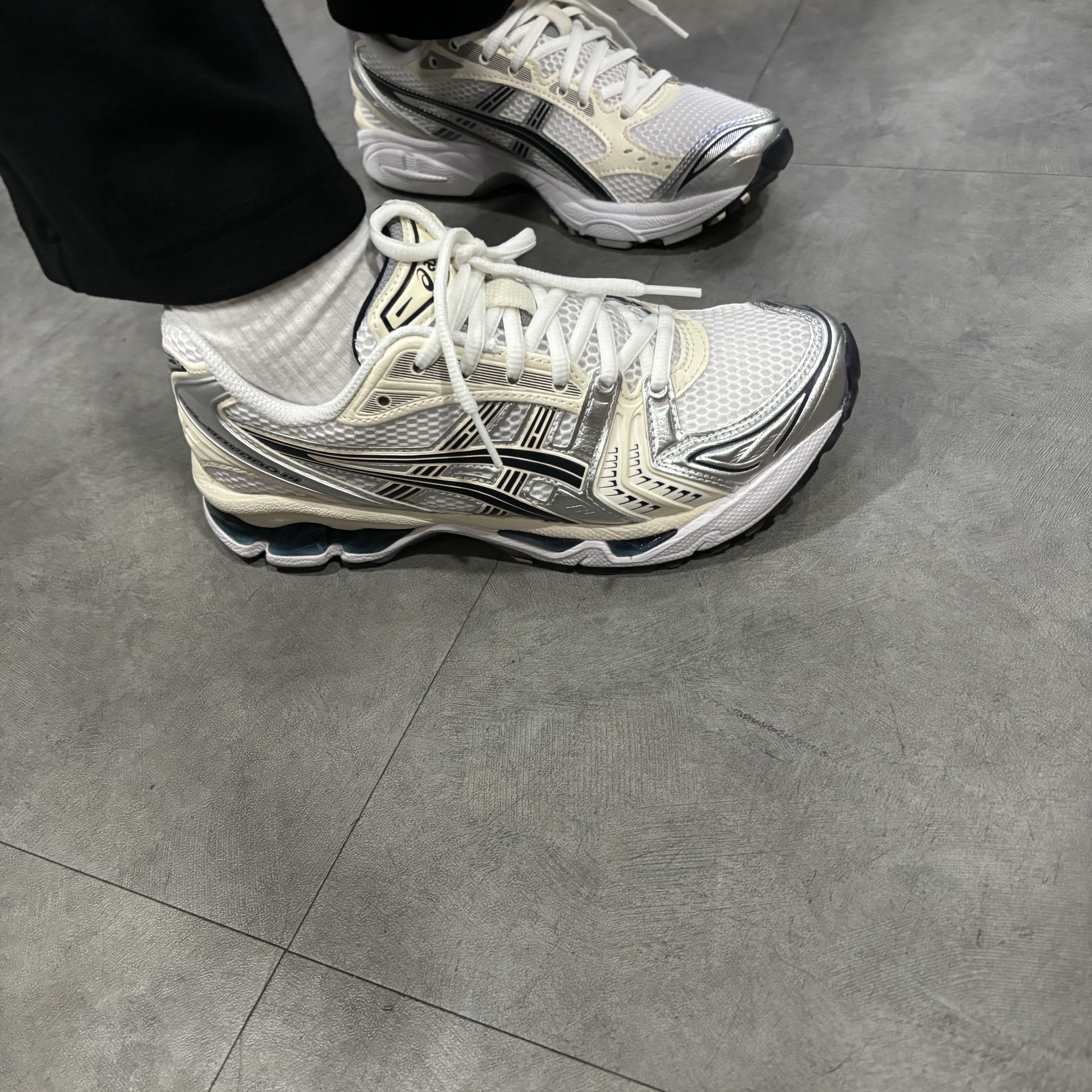 (W) Asics Gel-Kayano 14 White Midnight 착용 스타일 - 5