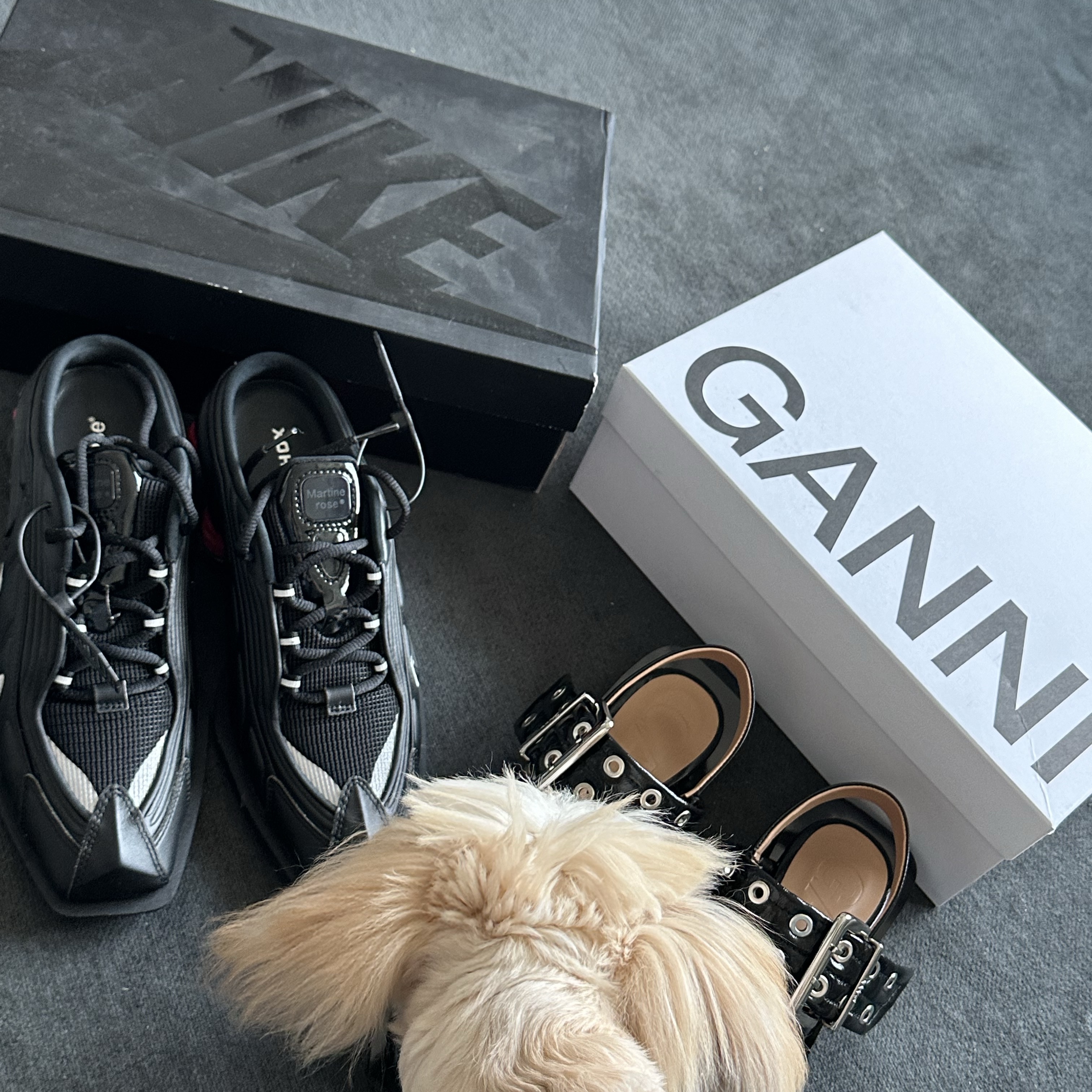 Nike x Martine Rose Shox MR4 Black, (W) Ganni Feminine Buckle Ballerinas Black 착용 스타일 - 2