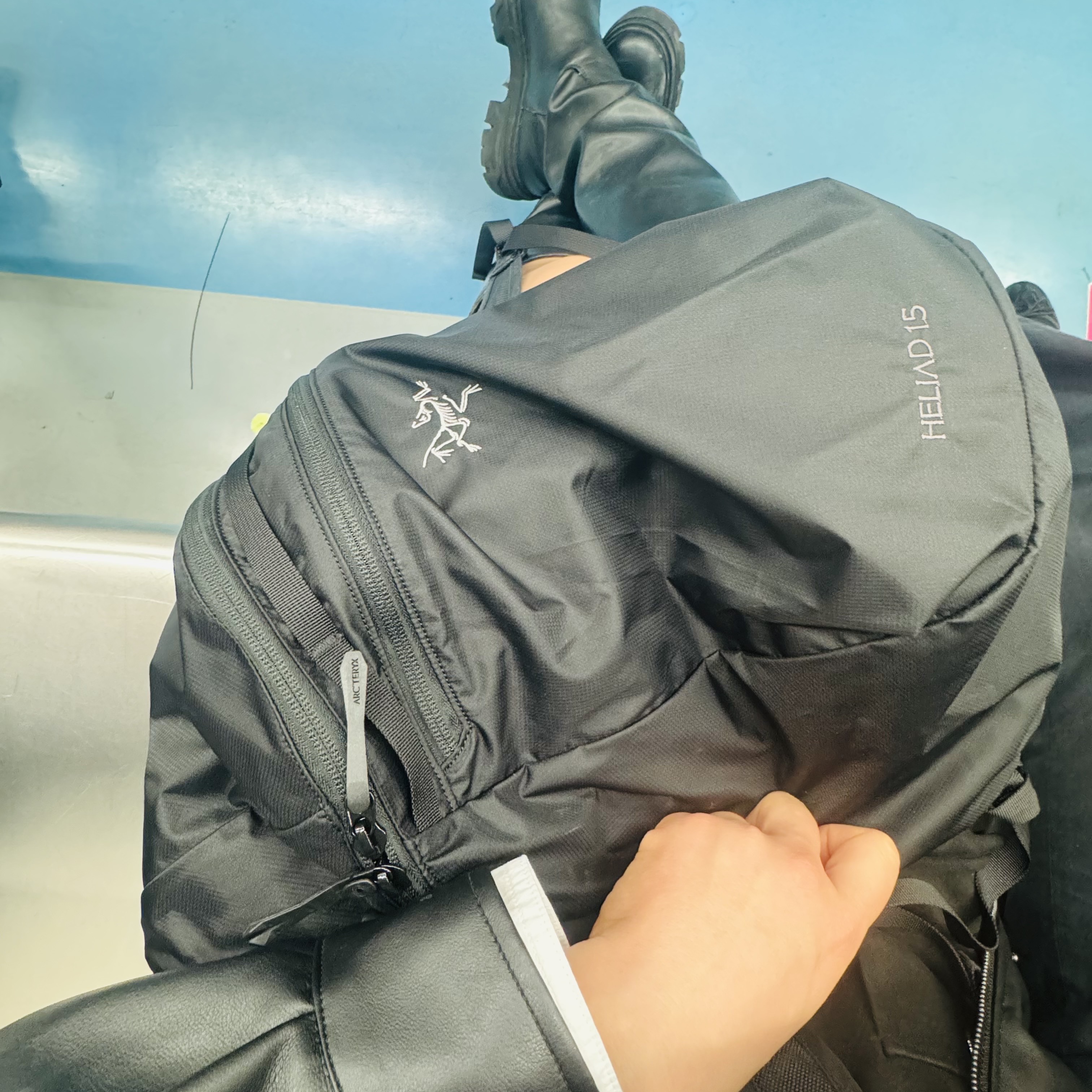 Arc'teryx Heliad 15 Backpack Black 착용 스타일