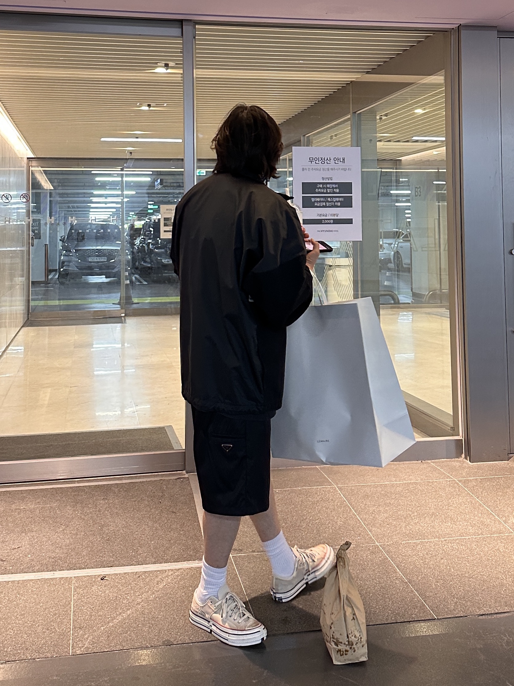 Balenciaga Zip Up Jacket Black, Yeezy Gap Engineered By Balenciaga Dove Long Sleeve T-Shirt Black 착용 스타일 - 3