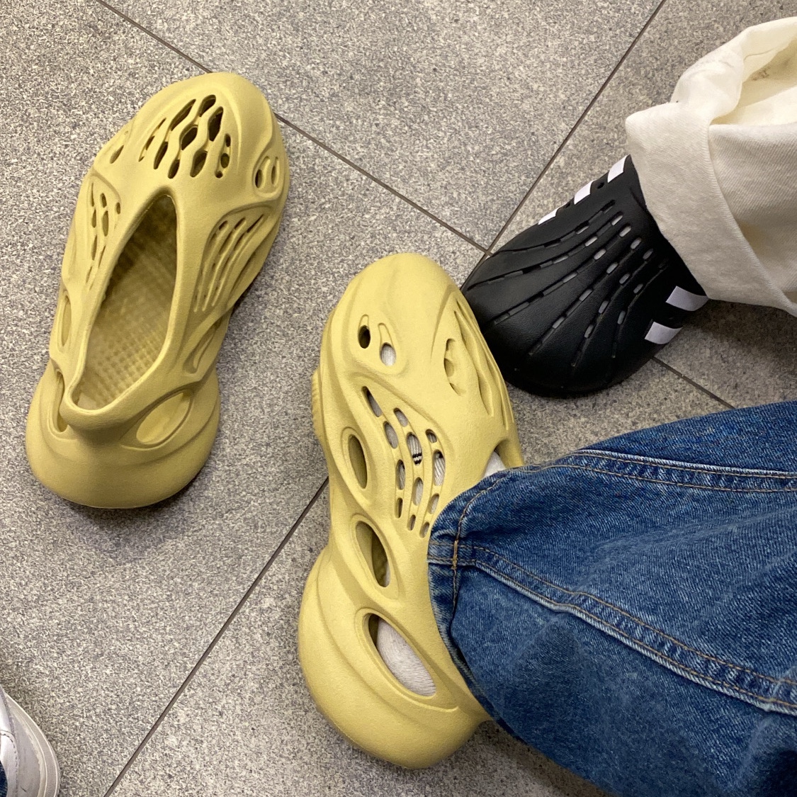 Adidas Yeezy Foam RNNR Sulfur, Adidas Adilette Clog Black White 착용 스타일 - 2