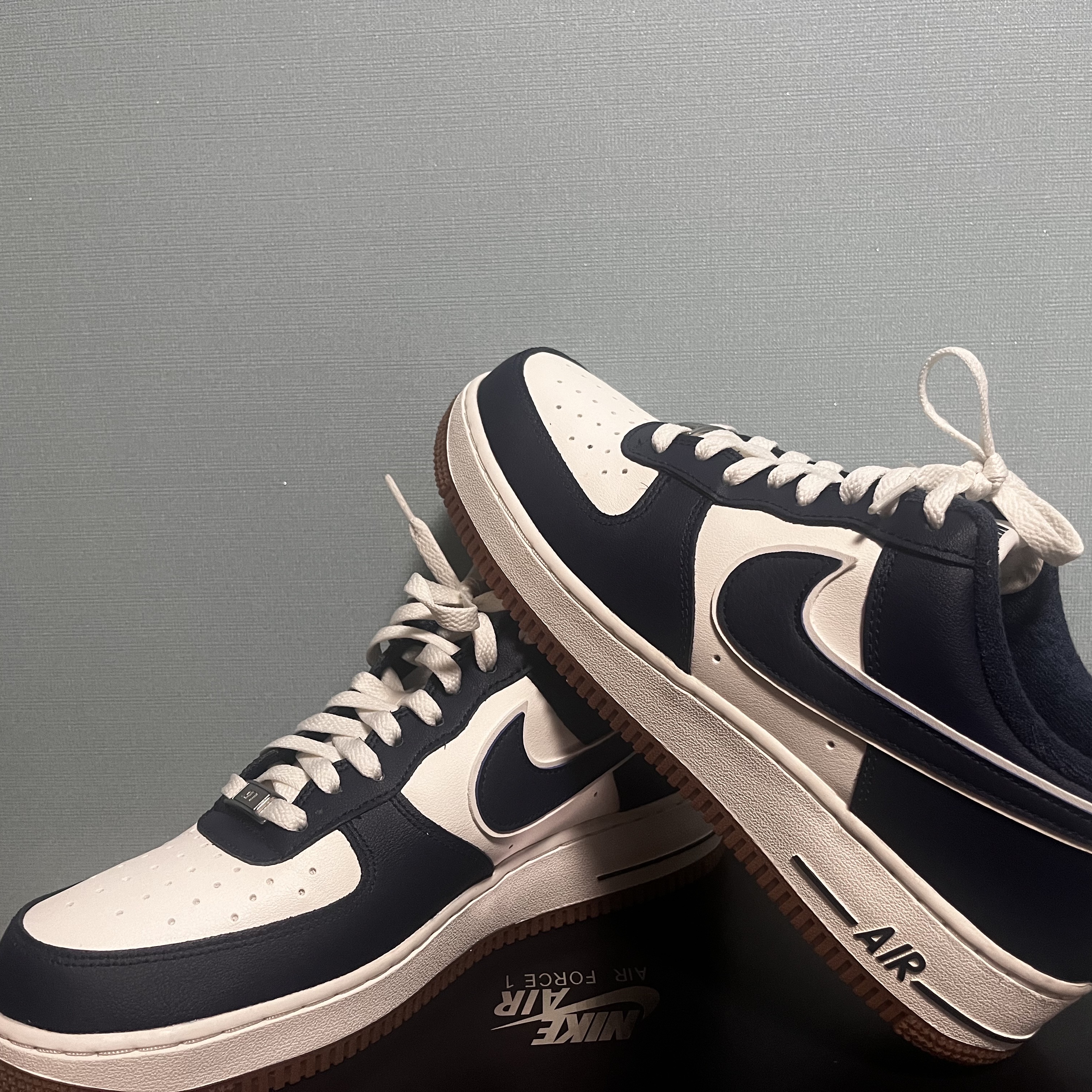 Nike Air Force 1 '07 LV8 Midnight Navy 착용 스타일 - 1