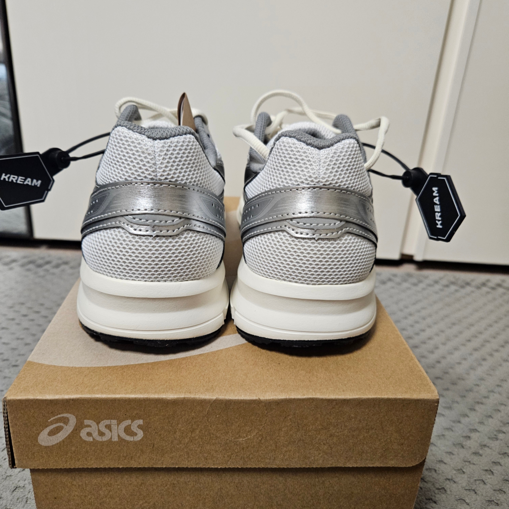 Asics Jog 100 S White Black - 2E Wide 착용 스타일 - 3