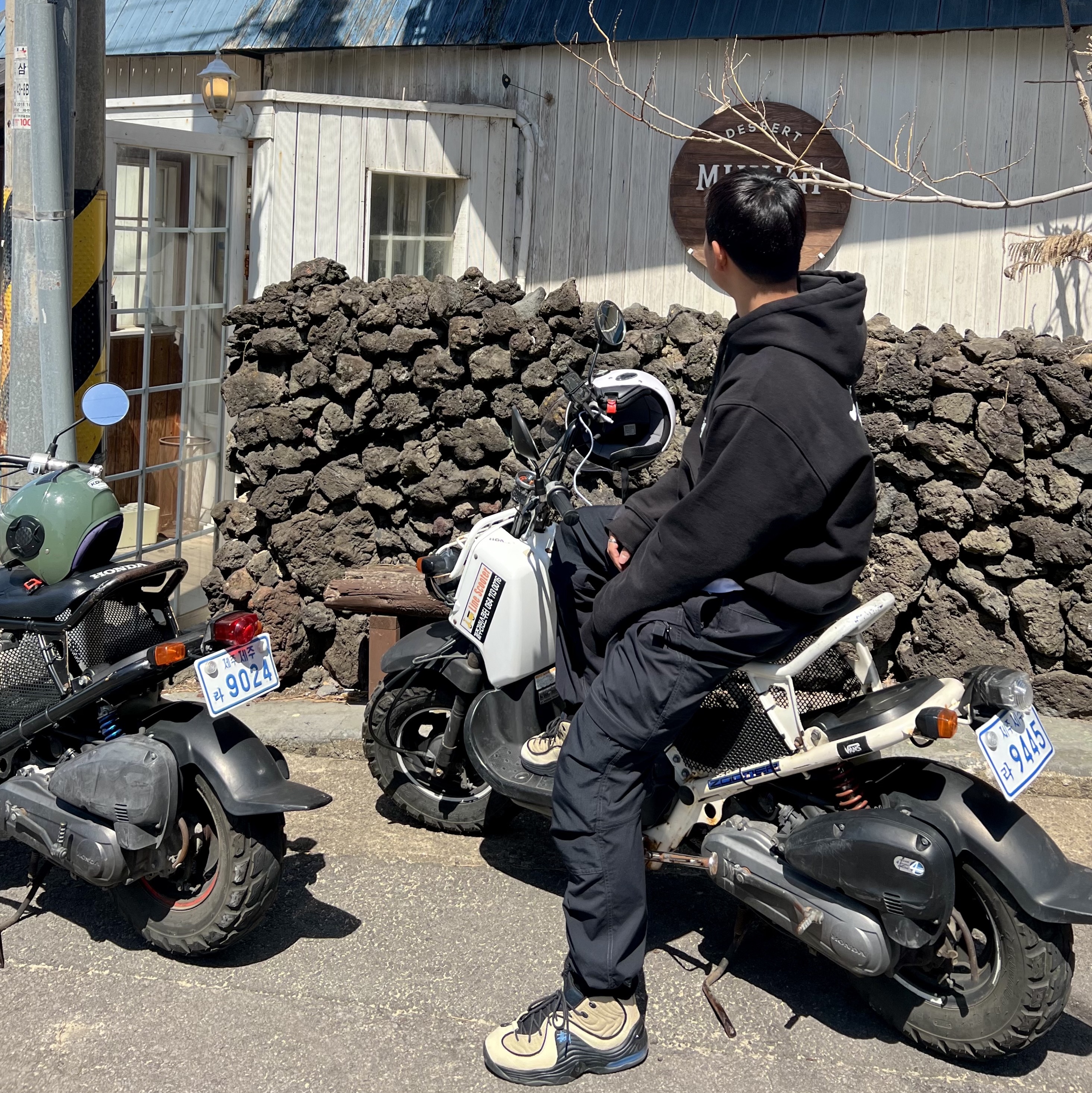 Stussy Basic Stussy Hoodie Black 2023, Nike ACG Smith Summit Cargo Pants Black - Asia 착용 스타일 - 1