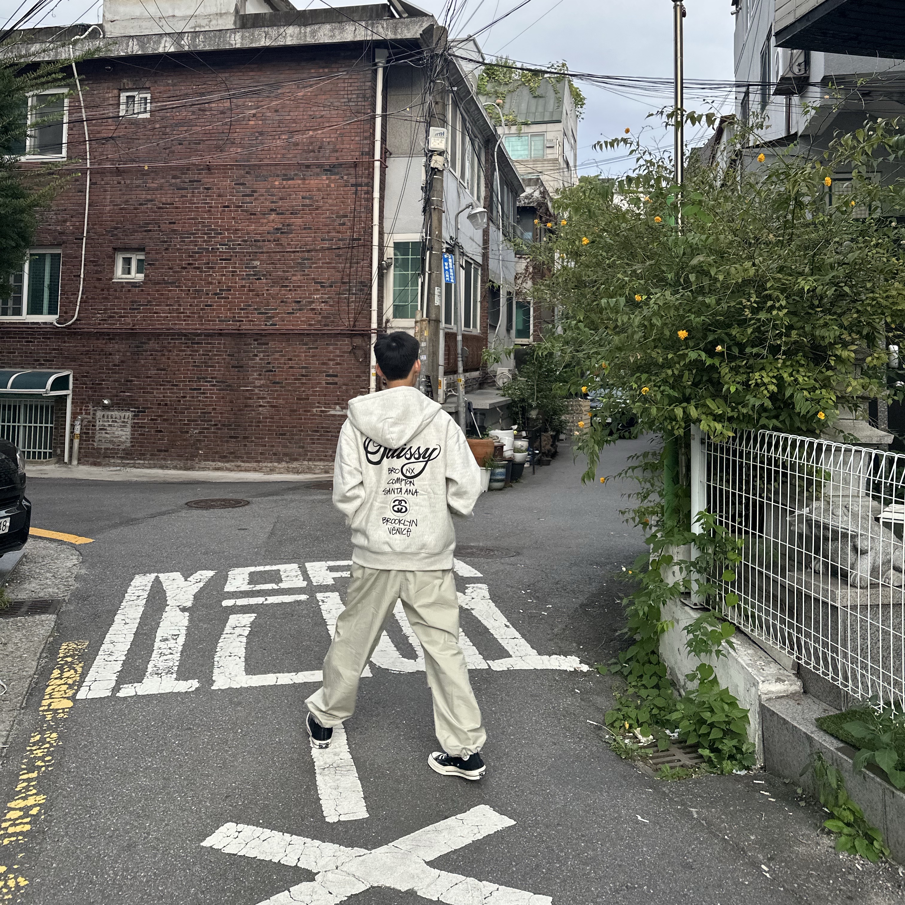 Stussy World Tour Zip Hoodie Ash Heather 2022, Converse Chuck 70 Hi Black 착용 스타일
