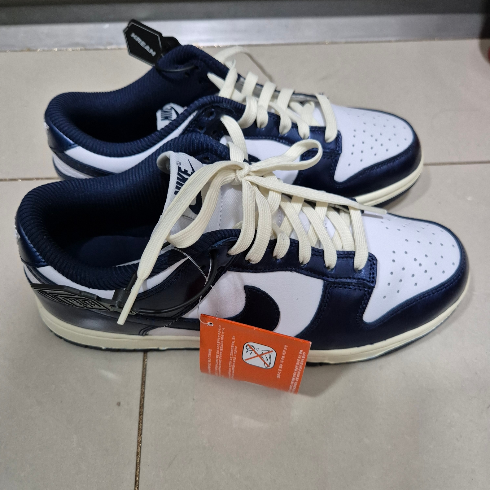 (W) Nike Dunk Low PRM Midnight Navy and White 착용 스타일 - 3