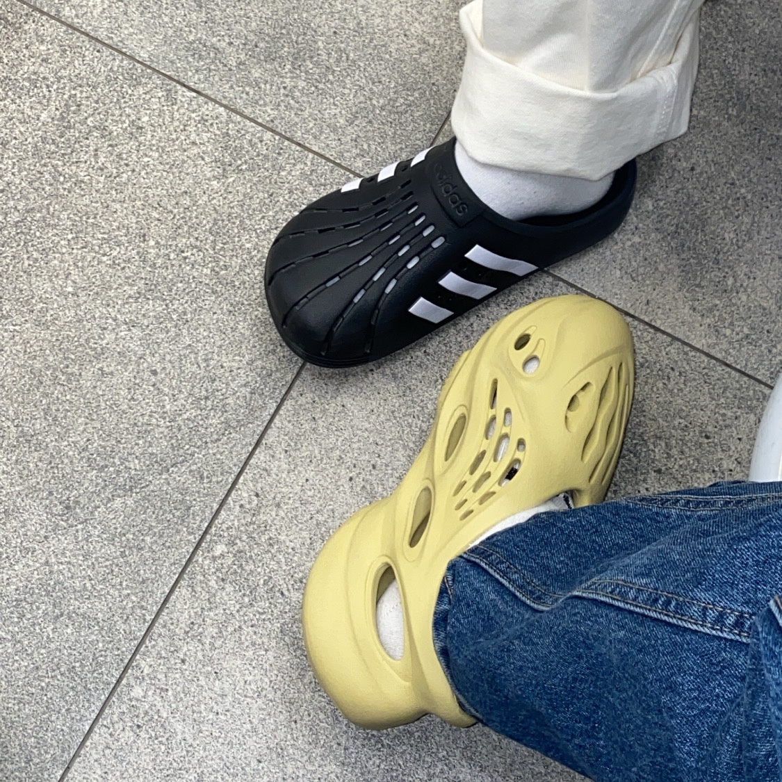 Adidas Yeezy Foam RNNR Sulfur, Adidas Adilette Clog Black White 착용 스타일 - 1