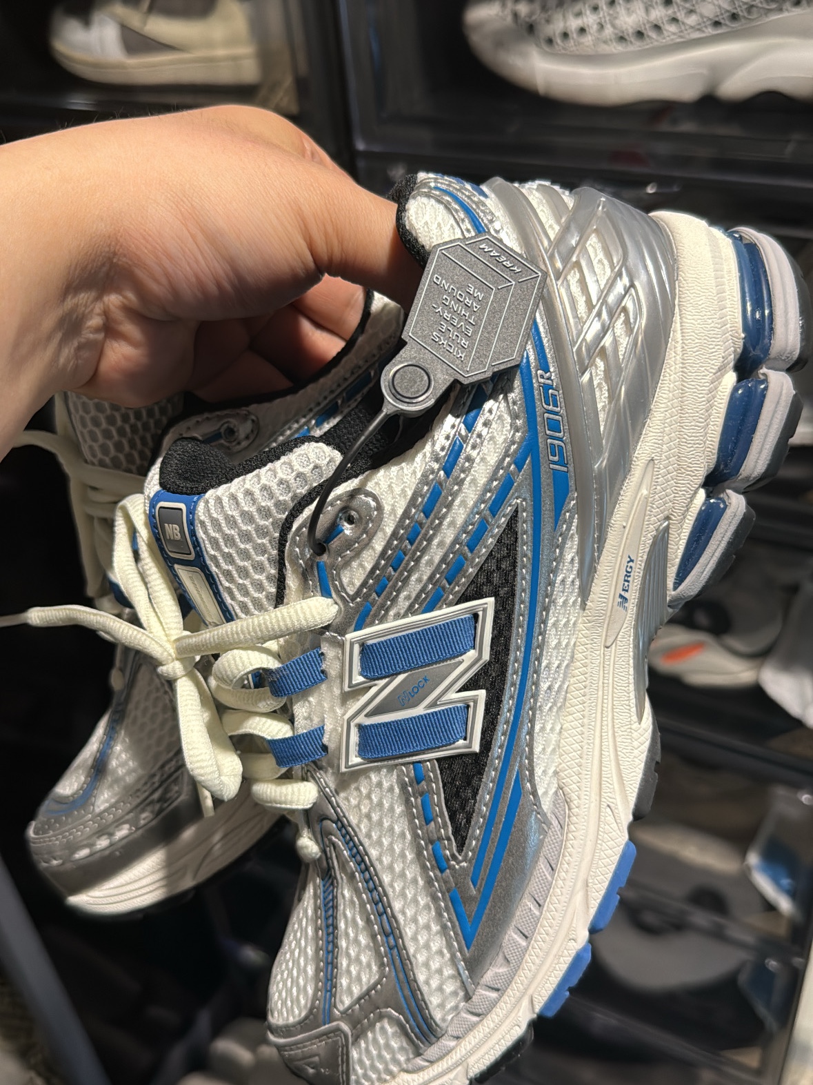 New Balance 1906R Silver Metallic Blue 착용 스타일