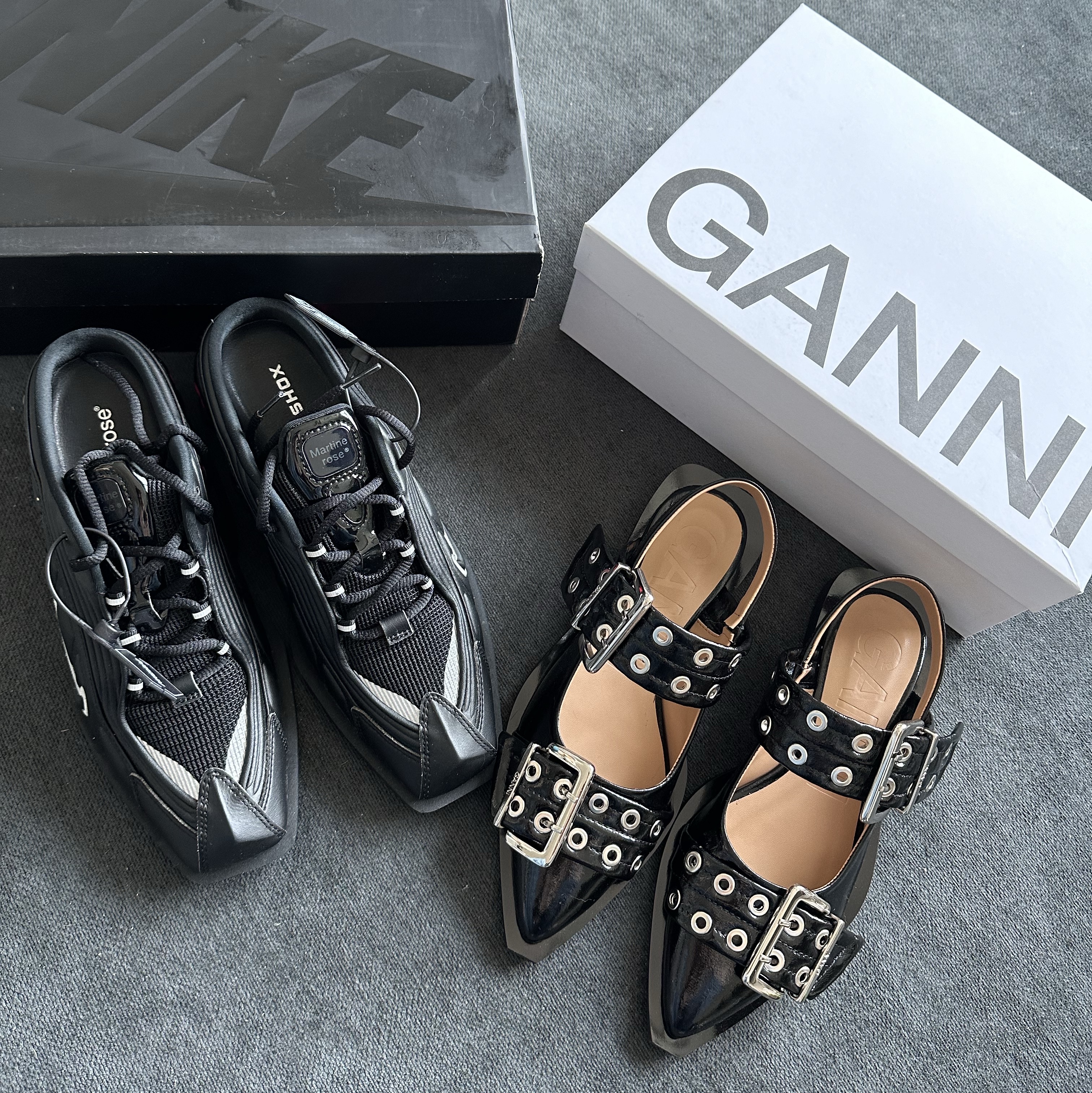 Nike x Martine Rose Shox MR4 Black, (W) Ganni Feminine Buckle Ballerinas Black 착용 스타일 - 3
