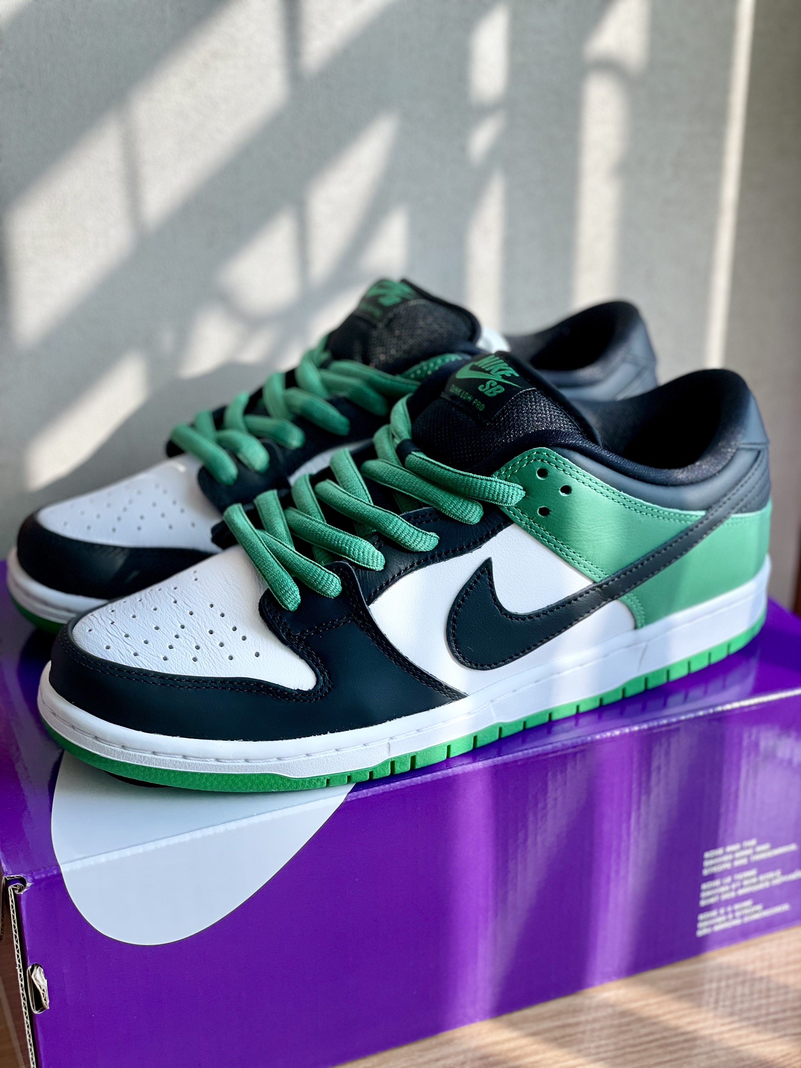 Nike SB Dunk Low Pro Black and Classic Green 착용 스타일 - 1