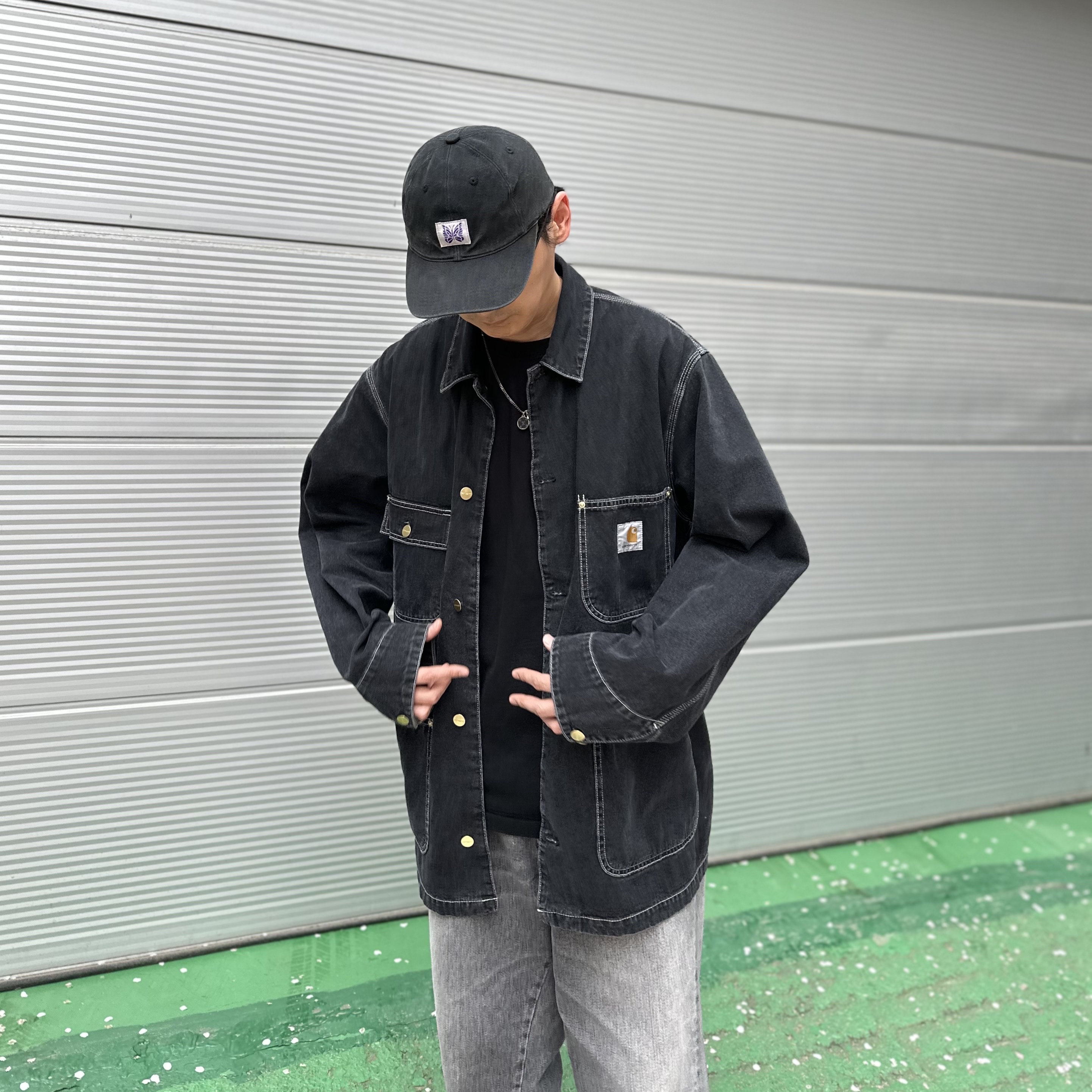 Carhartt WIP Norco Denim OG Chore Coat Black One Wash - Spring, Our Legacy Gabe Shadow Play White Chalk 착용 스타일 - 2