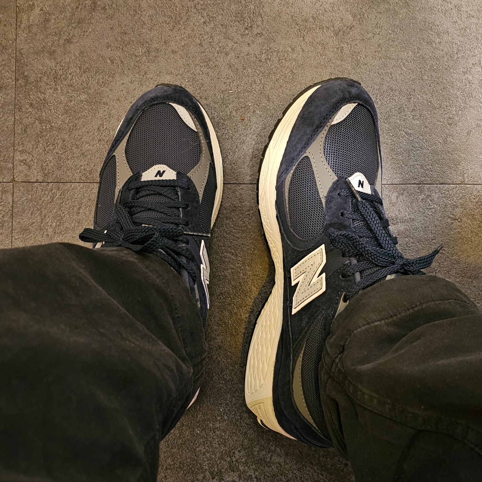 New Balance 2002R Eclipse Castlerock, New Balance 2002R Sandstone Magnet 착용 스타일 - 3