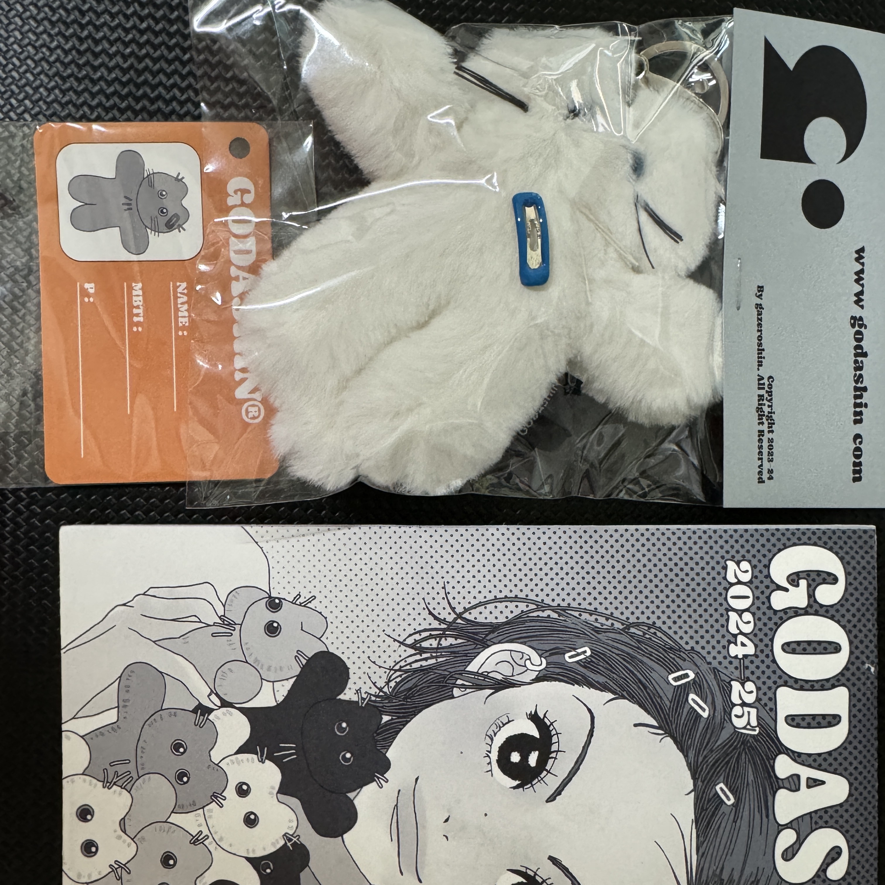 Godashin Cats Keyring White 착용 스타일