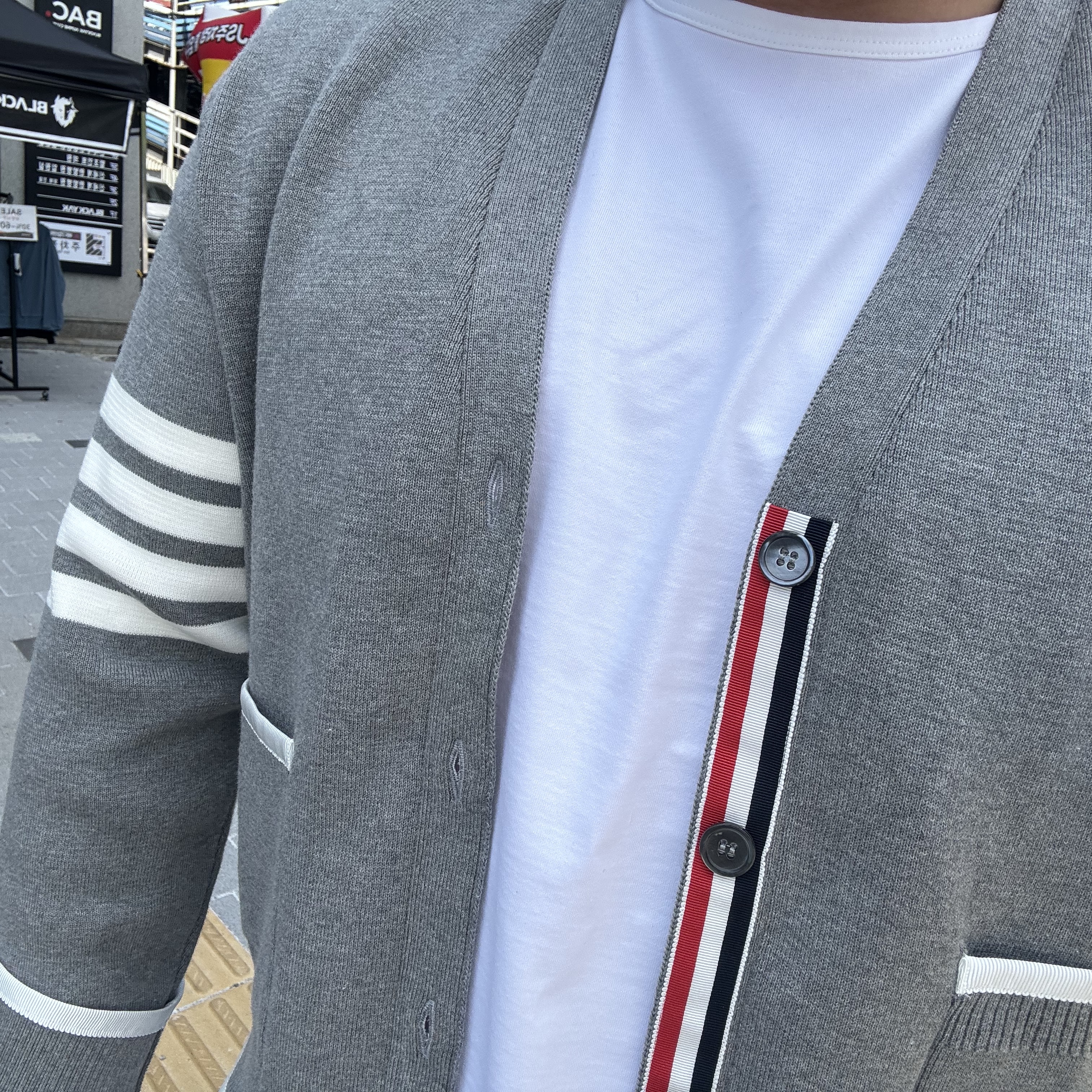 Thom Browne Milano Stitch Cotton 4-Bar Boxy V-Neck Cardigan Light Grey 착용 스타일