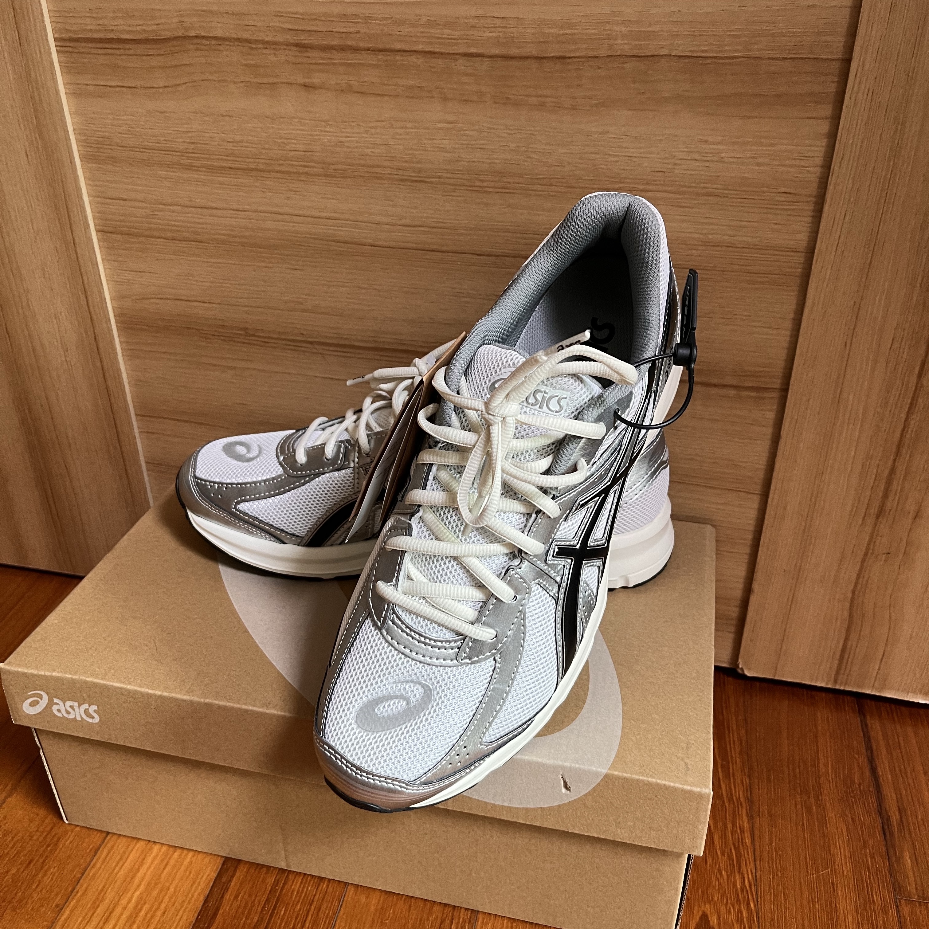 Asics Jog 100 S White Black - 2E Wide 착용 스타일 - 1