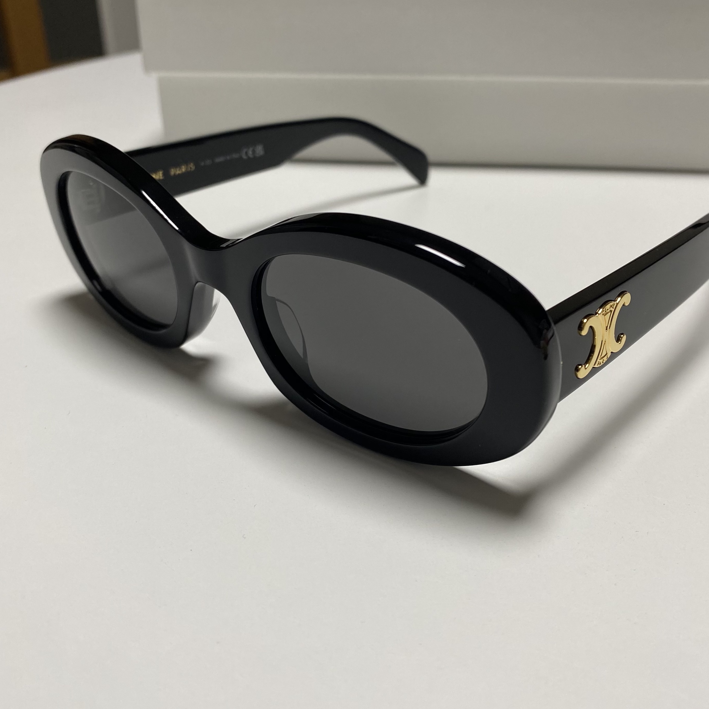 (W) Celine Triomphe 01 Sunglasses in Acetate Black 착용 스타일