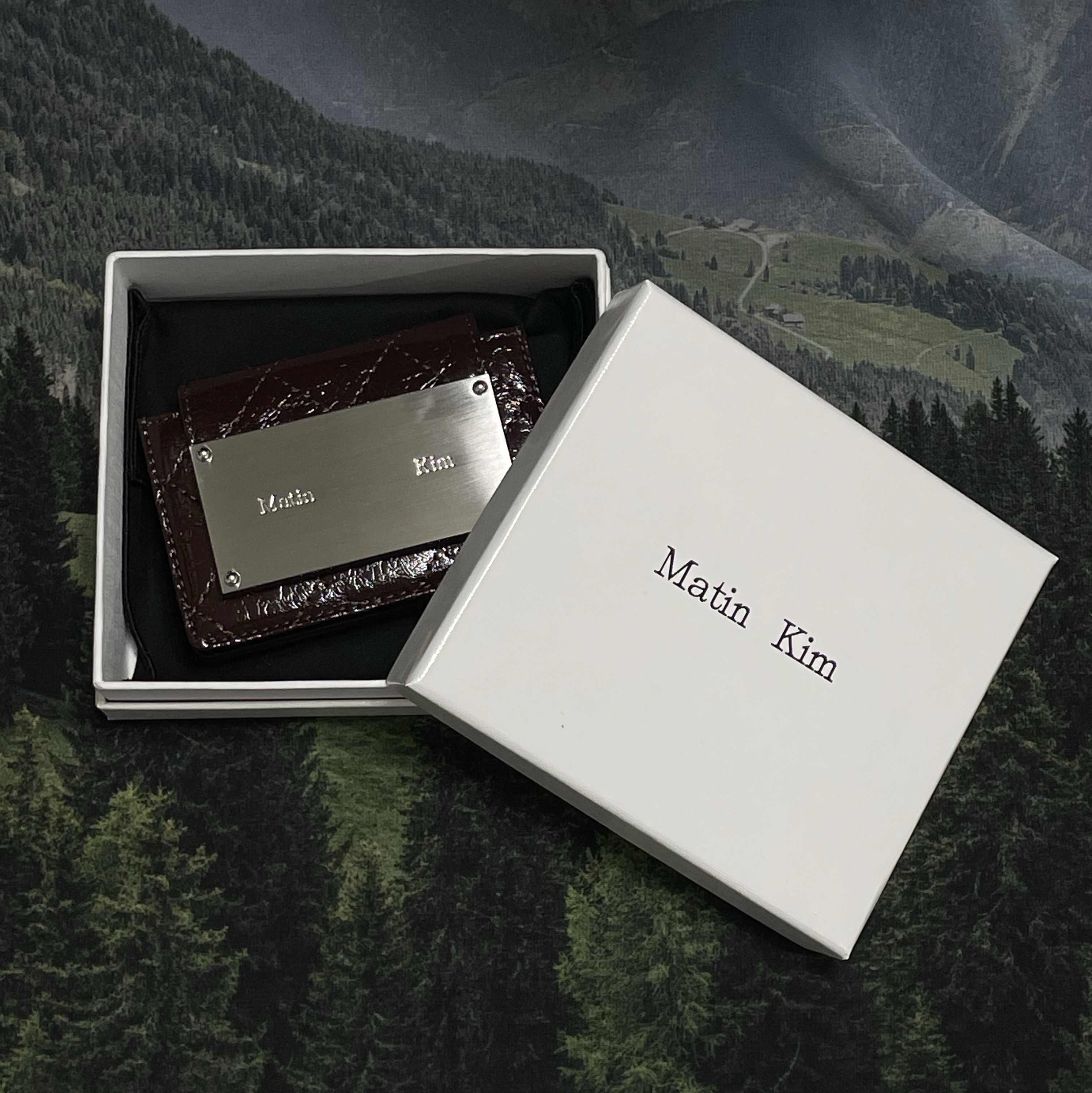 Matin Kim Quilting Accordion Wallet Dark Brown 착용 스타일