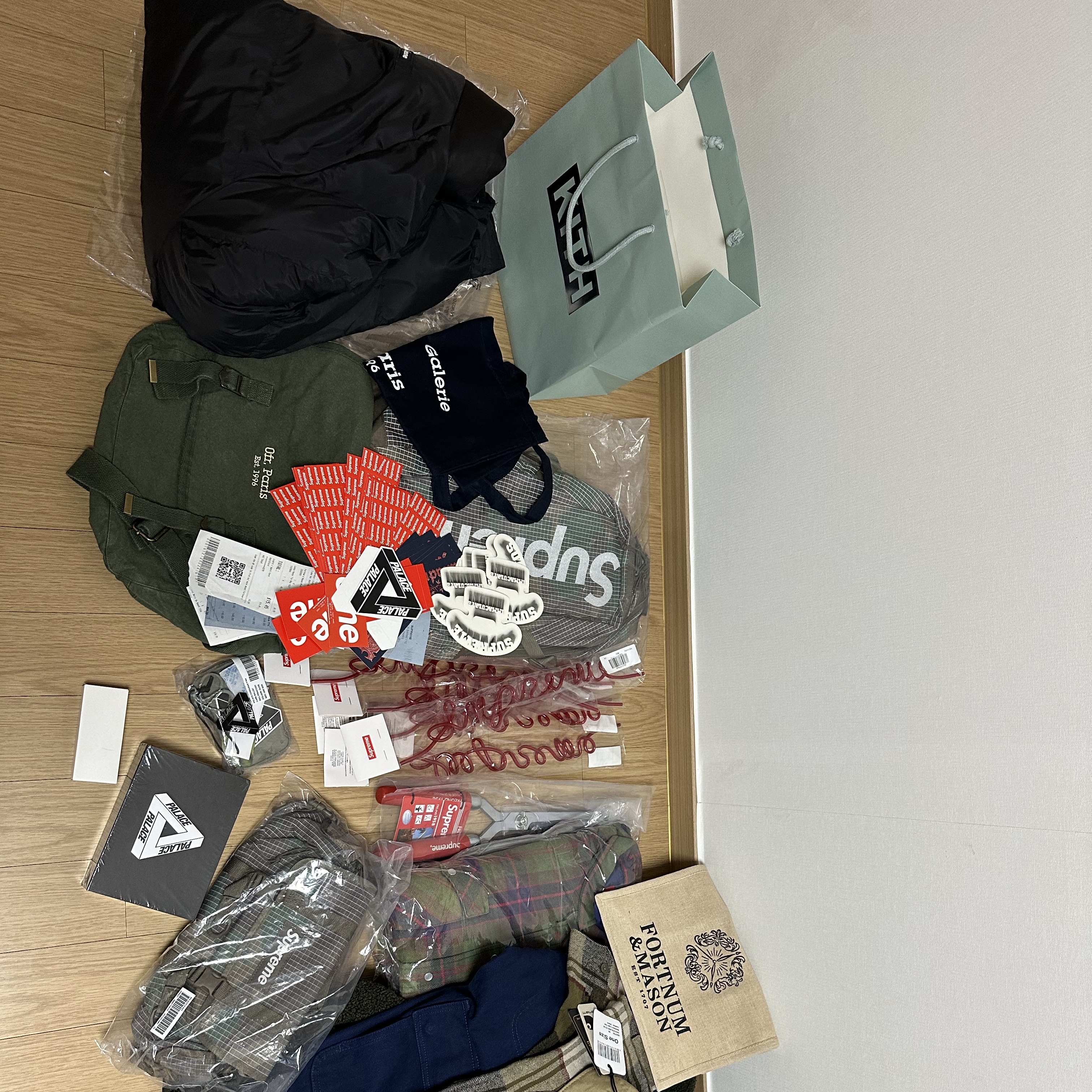 Supreme Freund Hedge Shears Red - 24SS 착용 스타일