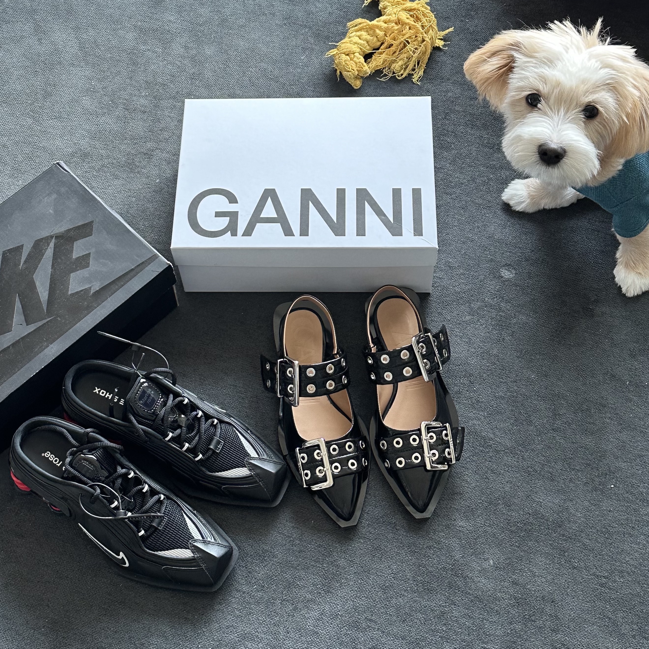 Nike x Martine Rose Shox MR4 Black, (W) Ganni Feminine Buckle Ballerinas Black 착용 스타일 - 1