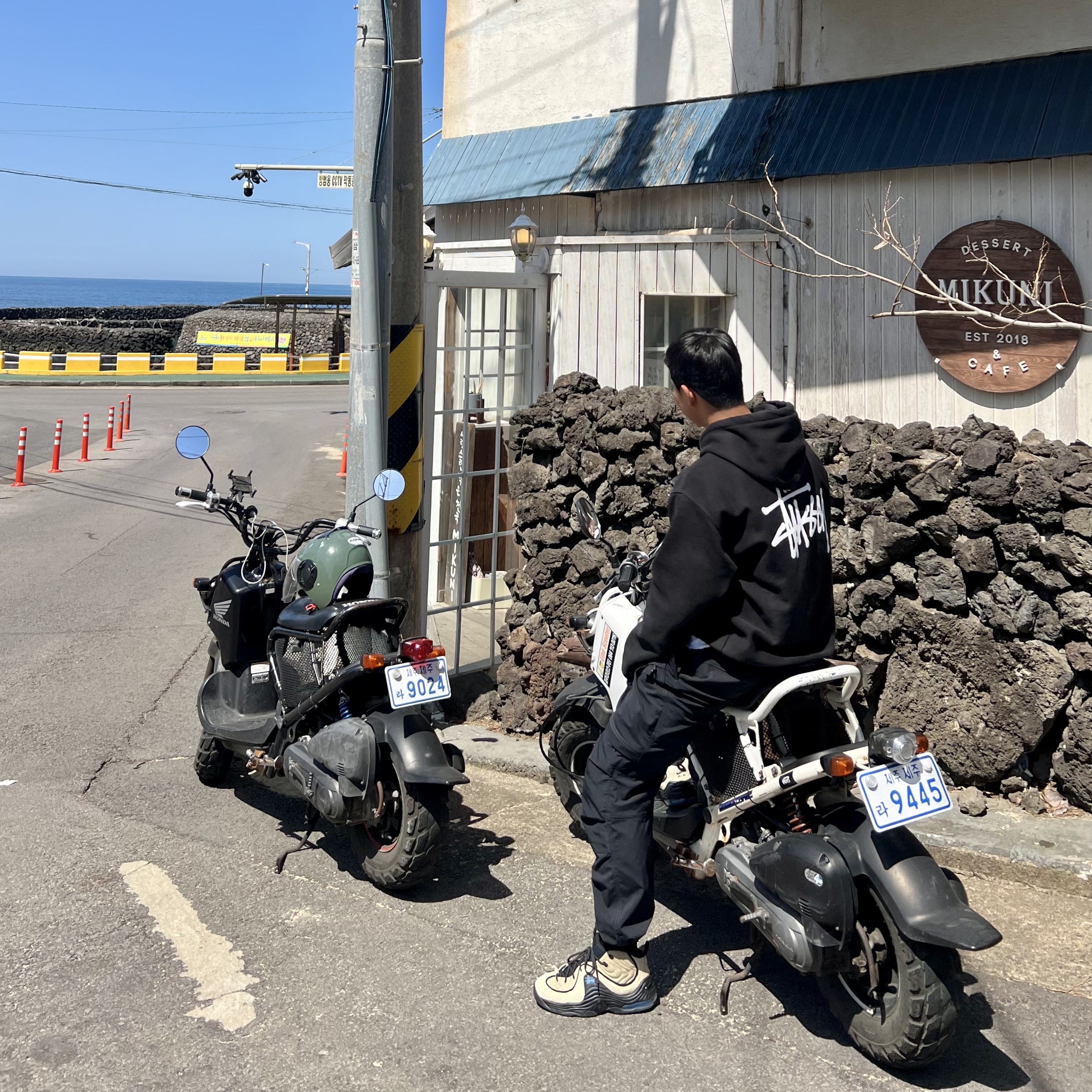 Stussy Basic Stussy Hoodie Black 2023, Nike ACG Smith Summit Cargo Pants Black - Asia 착용 스타일 - 2