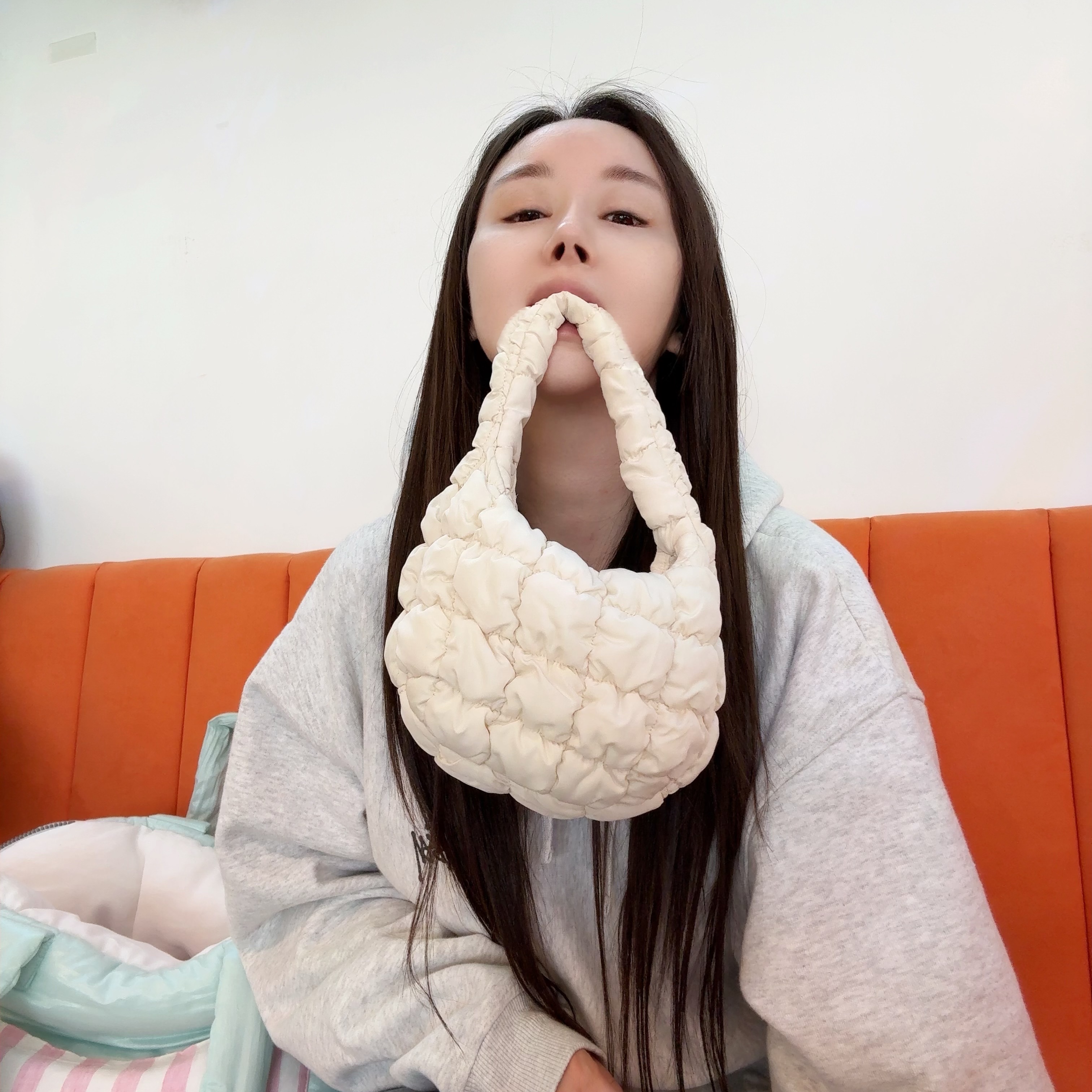 COS Quilted Micro Bag Off White, Stussy Basic Stussy Hoodie Ash Heather 2023 착용 스타일 - 1