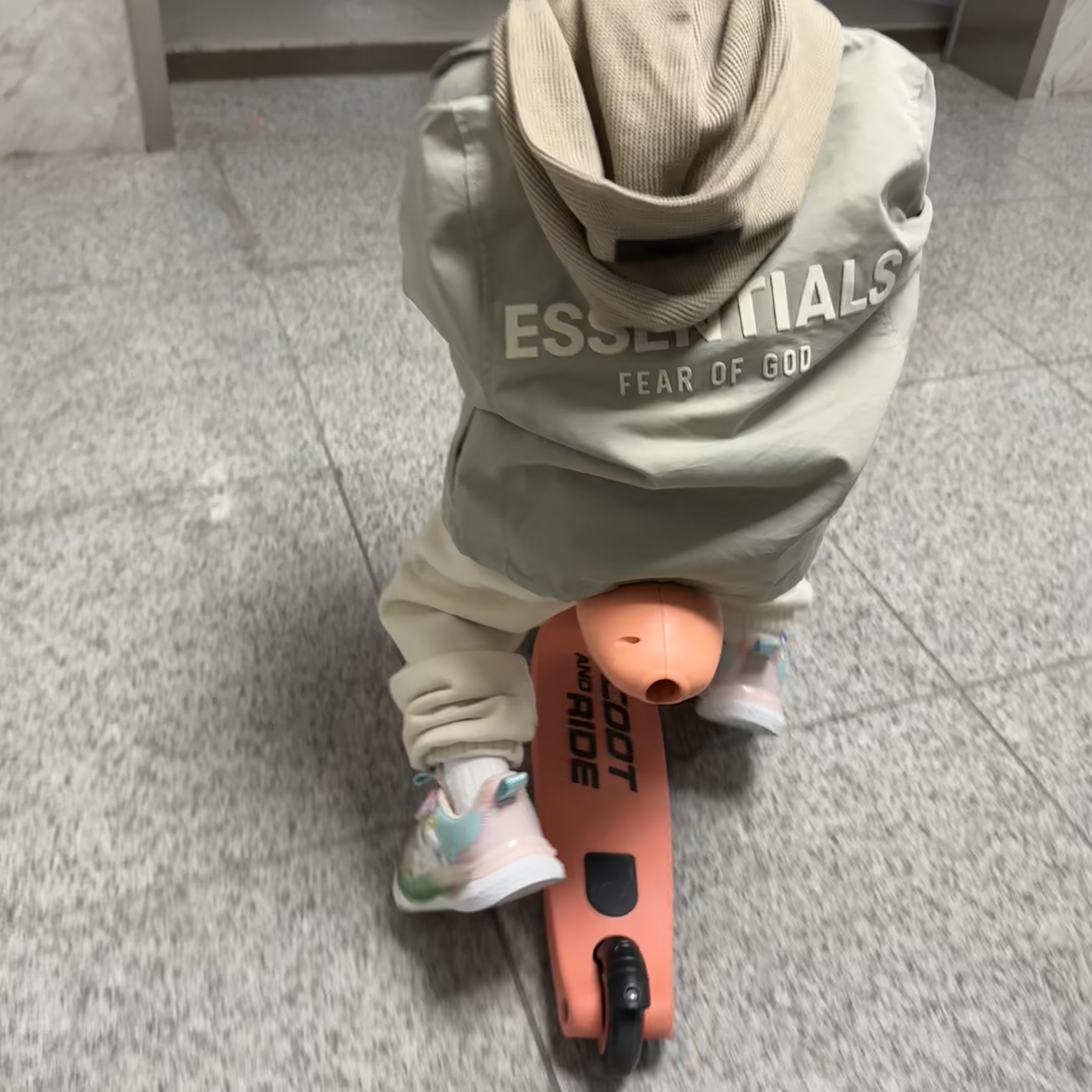 (Kids) Essentials Sweatpants Seal - 23SS, (Kids) Essentials Coaches Jacket Silver Cloud - 23FW 착용 스타일