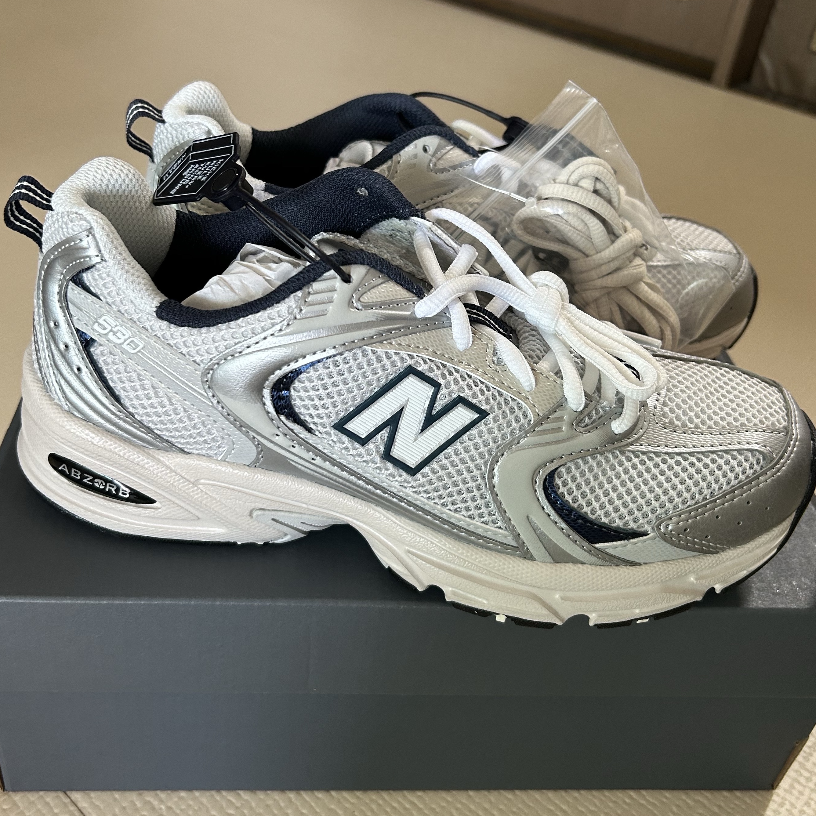 New Balance 530 Steel Grey 착용 스타일 - 1