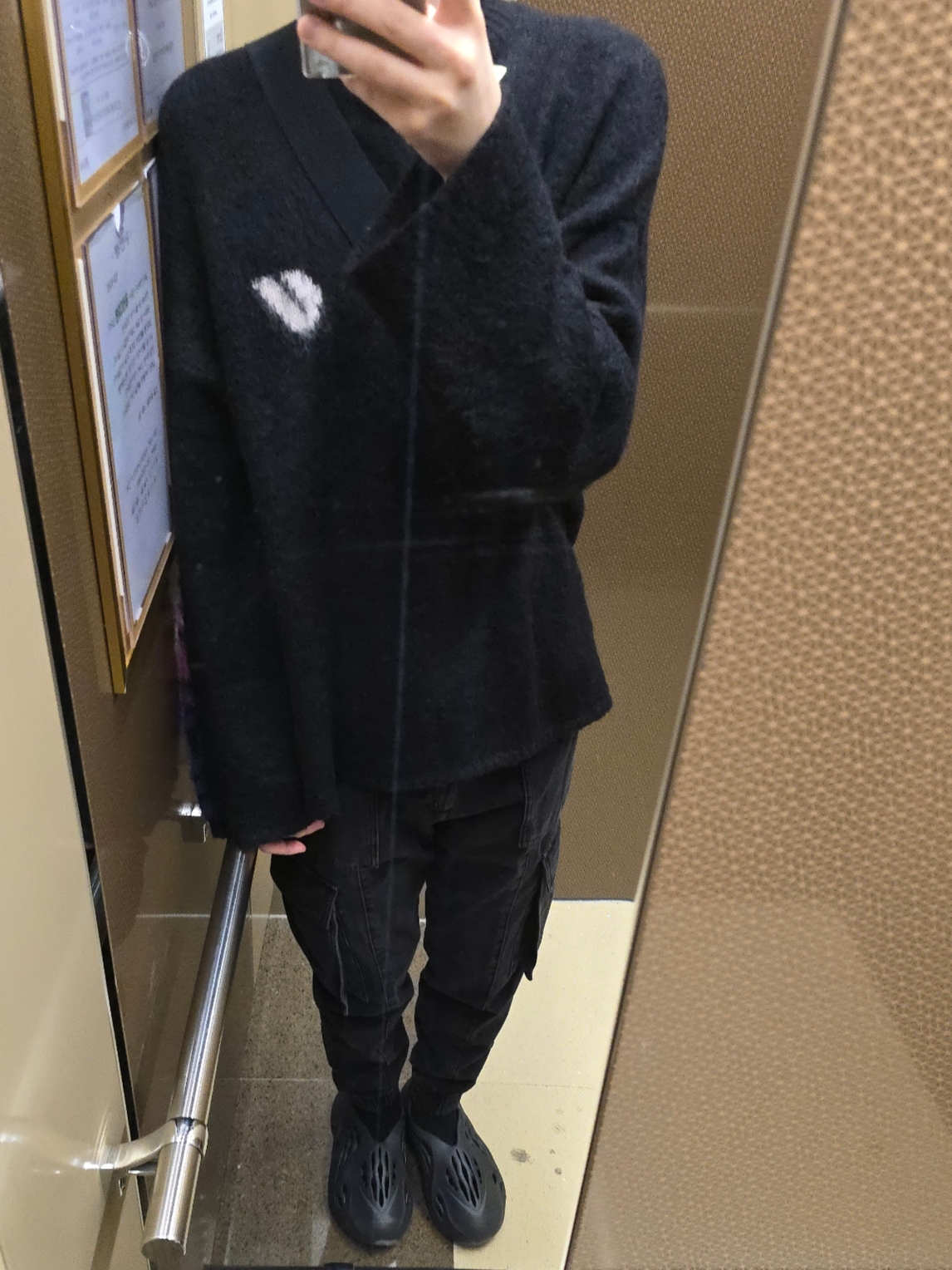 Adidas Yeezy Foam RNNR Onyx 착용 스타일