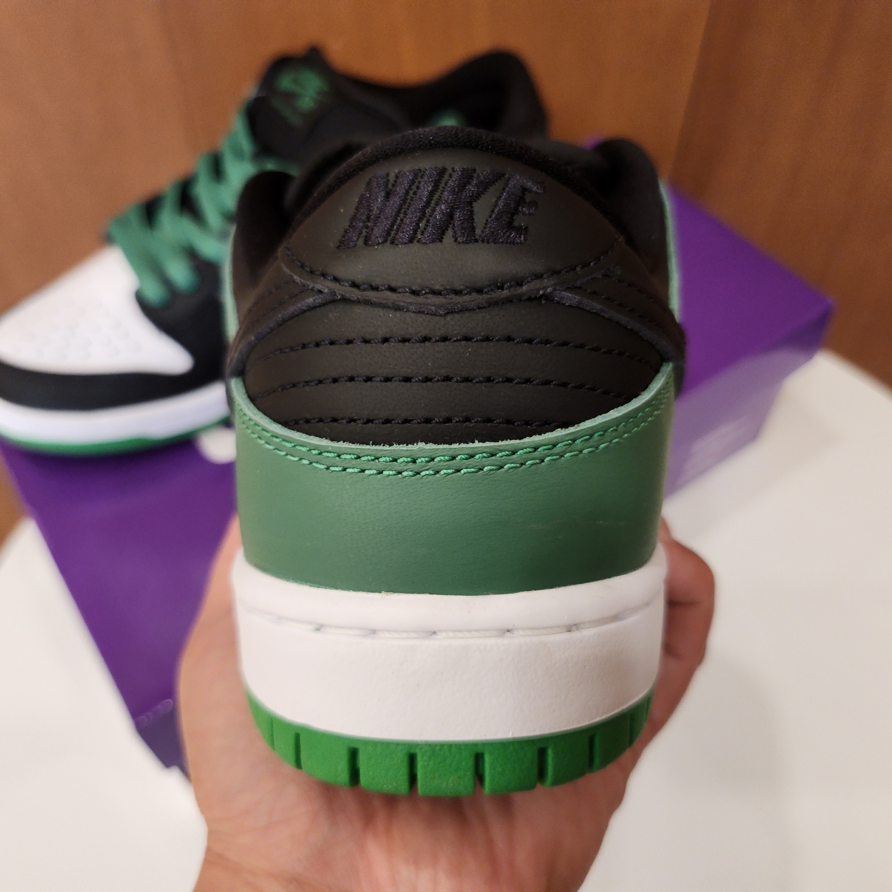 Nike SB Dunk Low Pro Black and Classic Green 착용 스타일 - 3