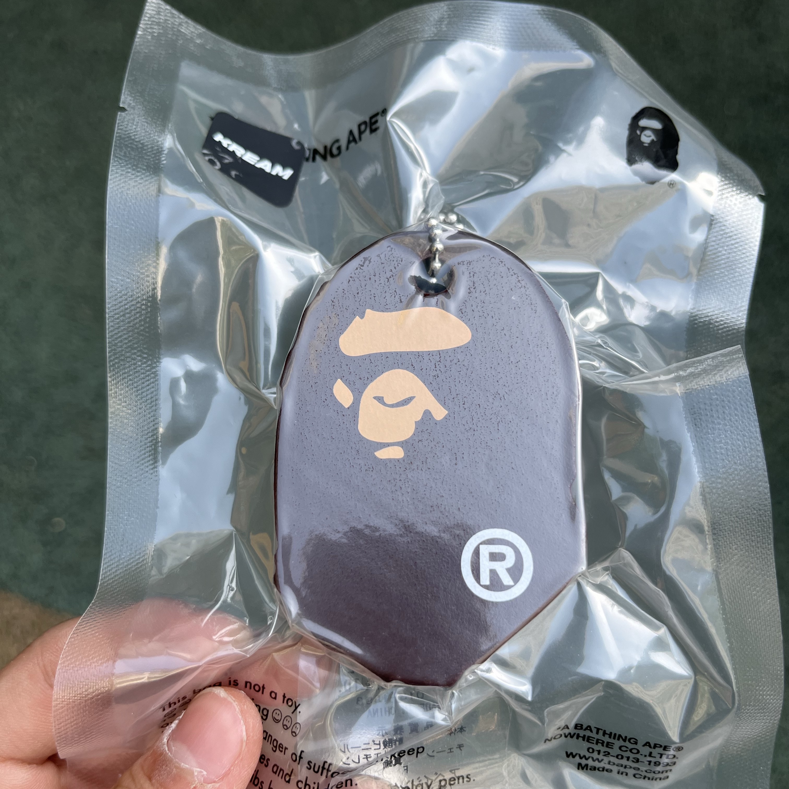BAPE Ape Head Keychain (Vinyl Acetate) 착용 스타일