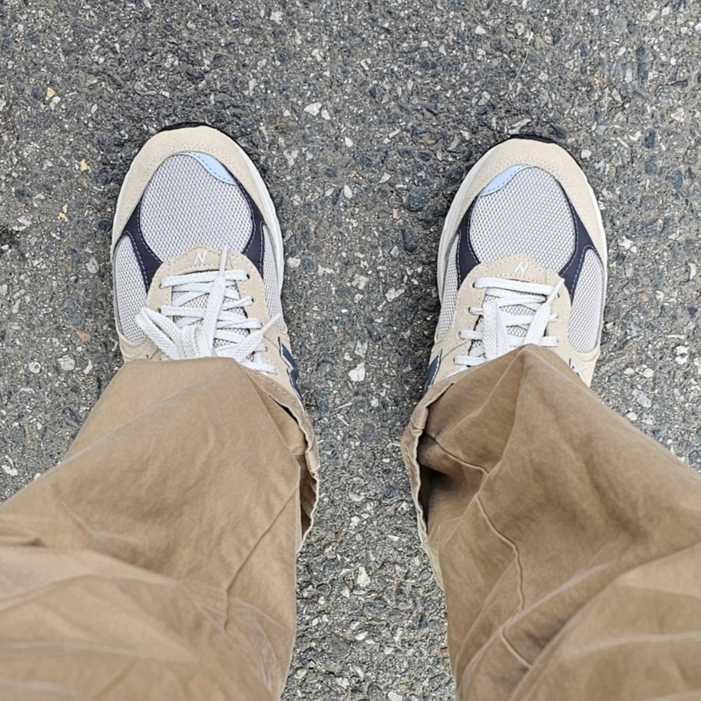 New Balance 2002R Eclipse Castlerock, New Balance 2002R Sandstone Magnet 착용 스타일 - 4