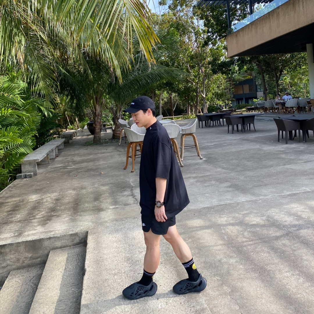 Jordan x Trophy Room Short Sleeve Top Black (FQ3844-010), Adidas Yeezy Foam RNNR Onyx 착용 스타일
