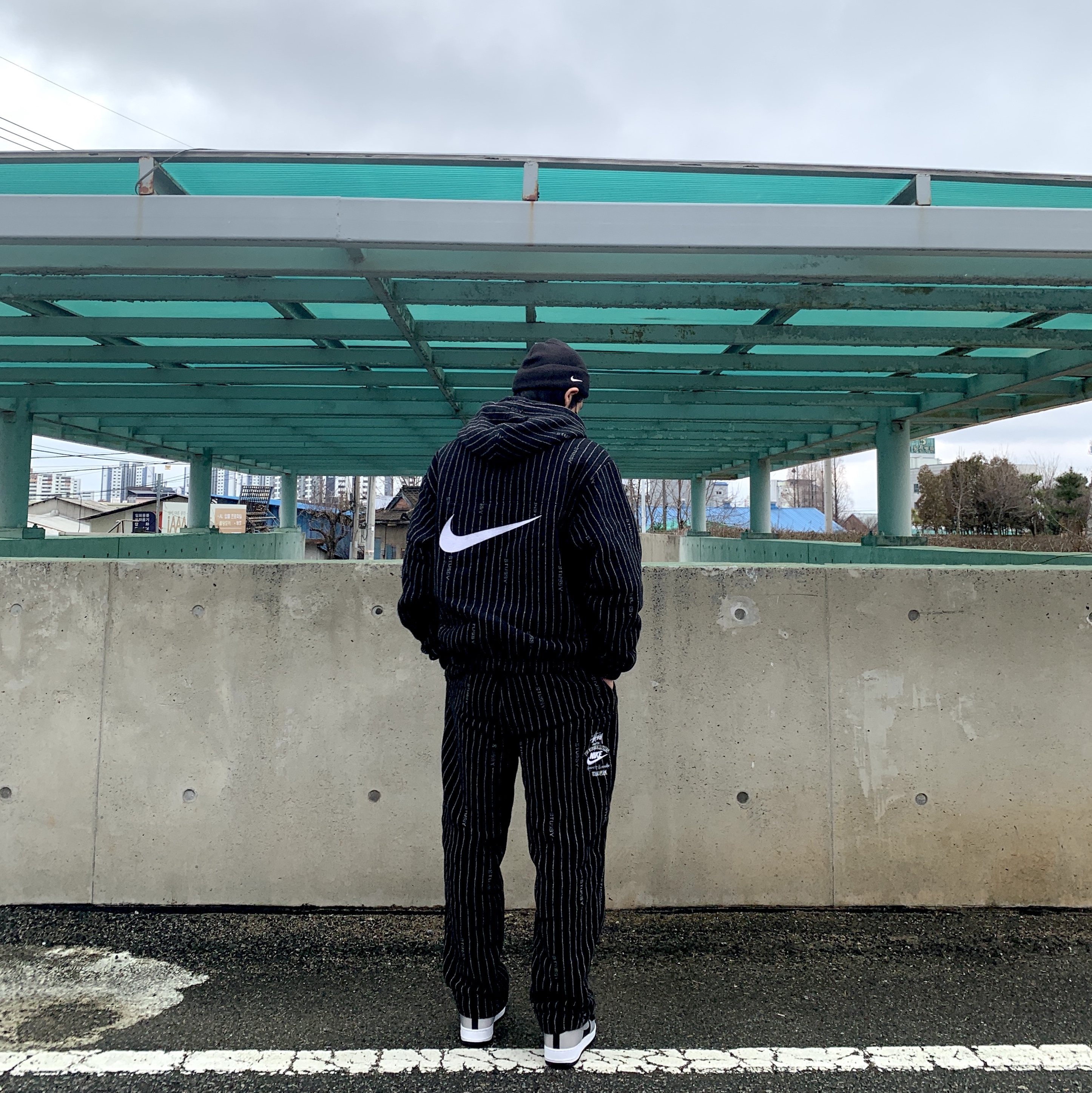 Nike x Stussy NRG Striped Wool Jacket Black (DR4023-010), Nike x Stussy NRG Striped Wool Pants Black (DR4412-010) 착용 스타일