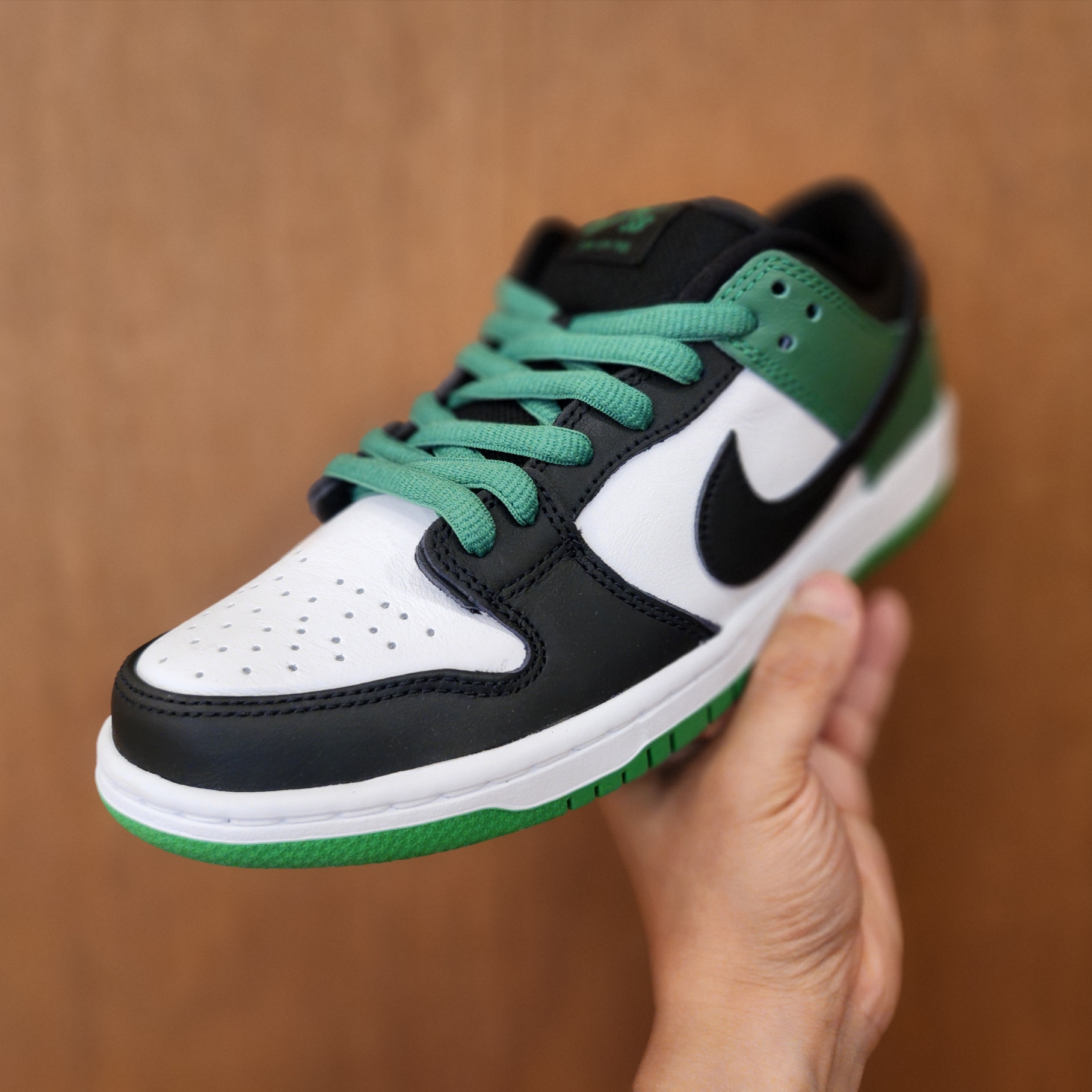 Nike SB Dunk Low Pro Black and Classic Green 착용 스타일 - 1