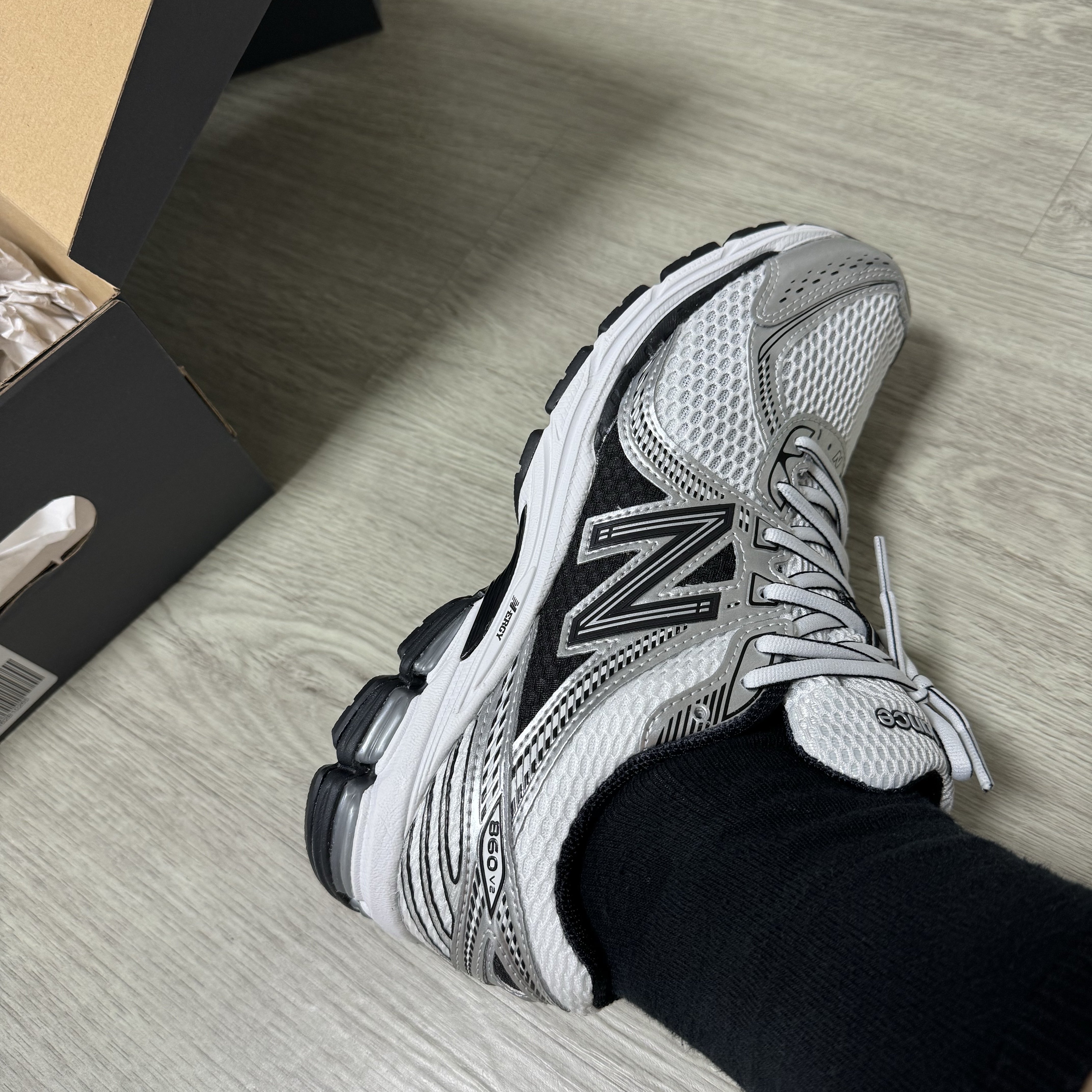 New Balance 860v2 White Black 착용 스타일 - 1