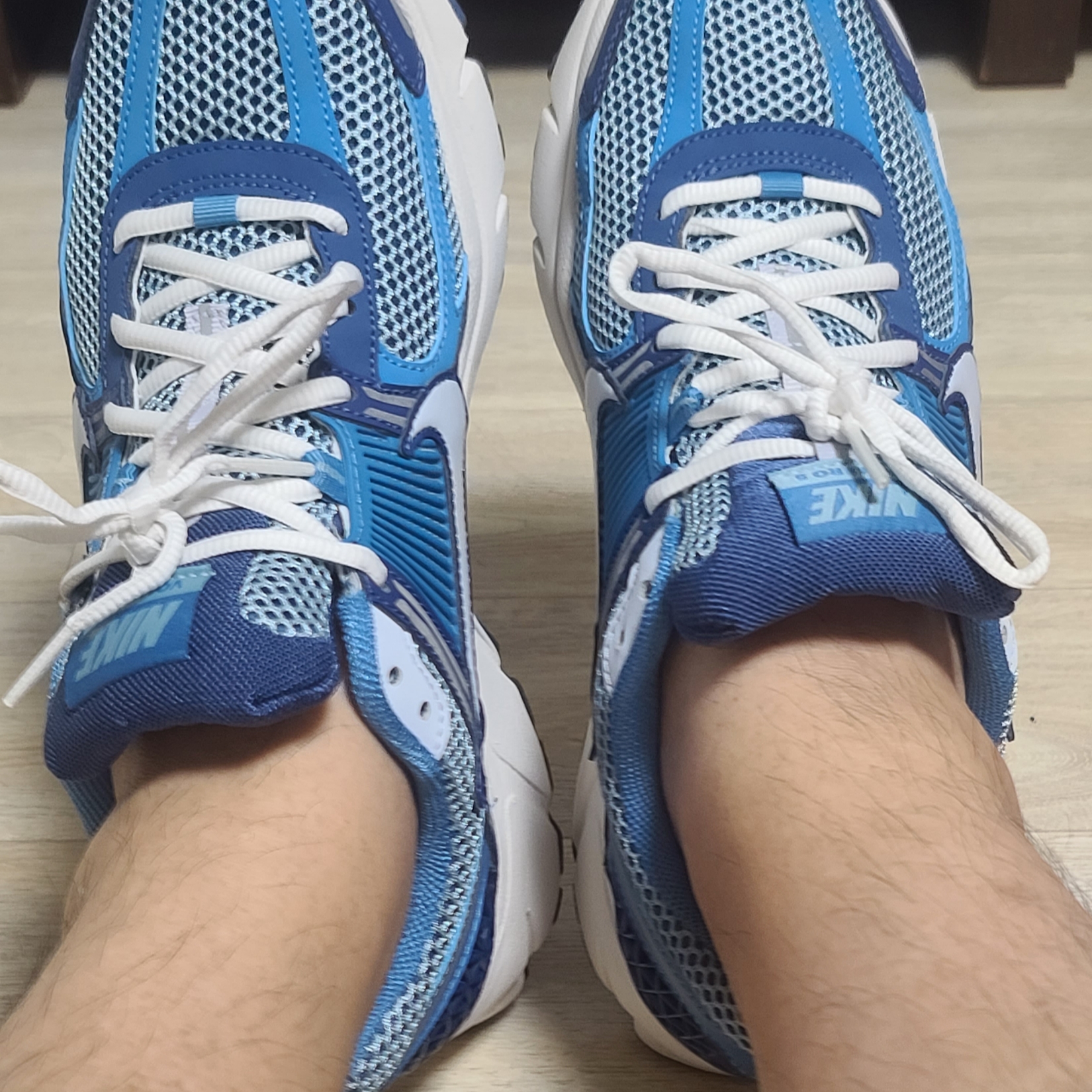 Nike Zoom Vomero 5 Mystic Navy and Worn Blue 착용 스타일 - 2