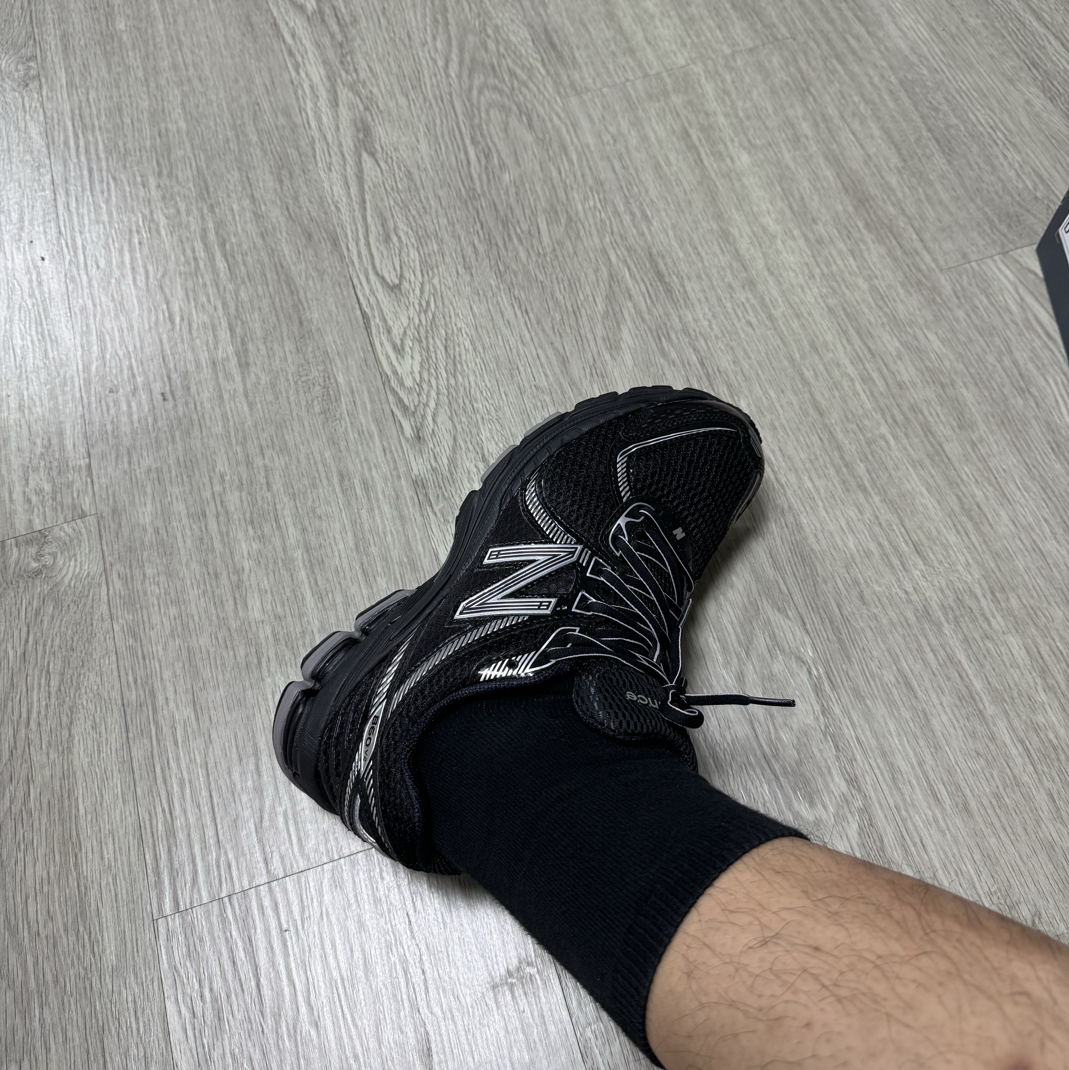 New Balance 860v2 Black Grey 착용 스타일 - 2