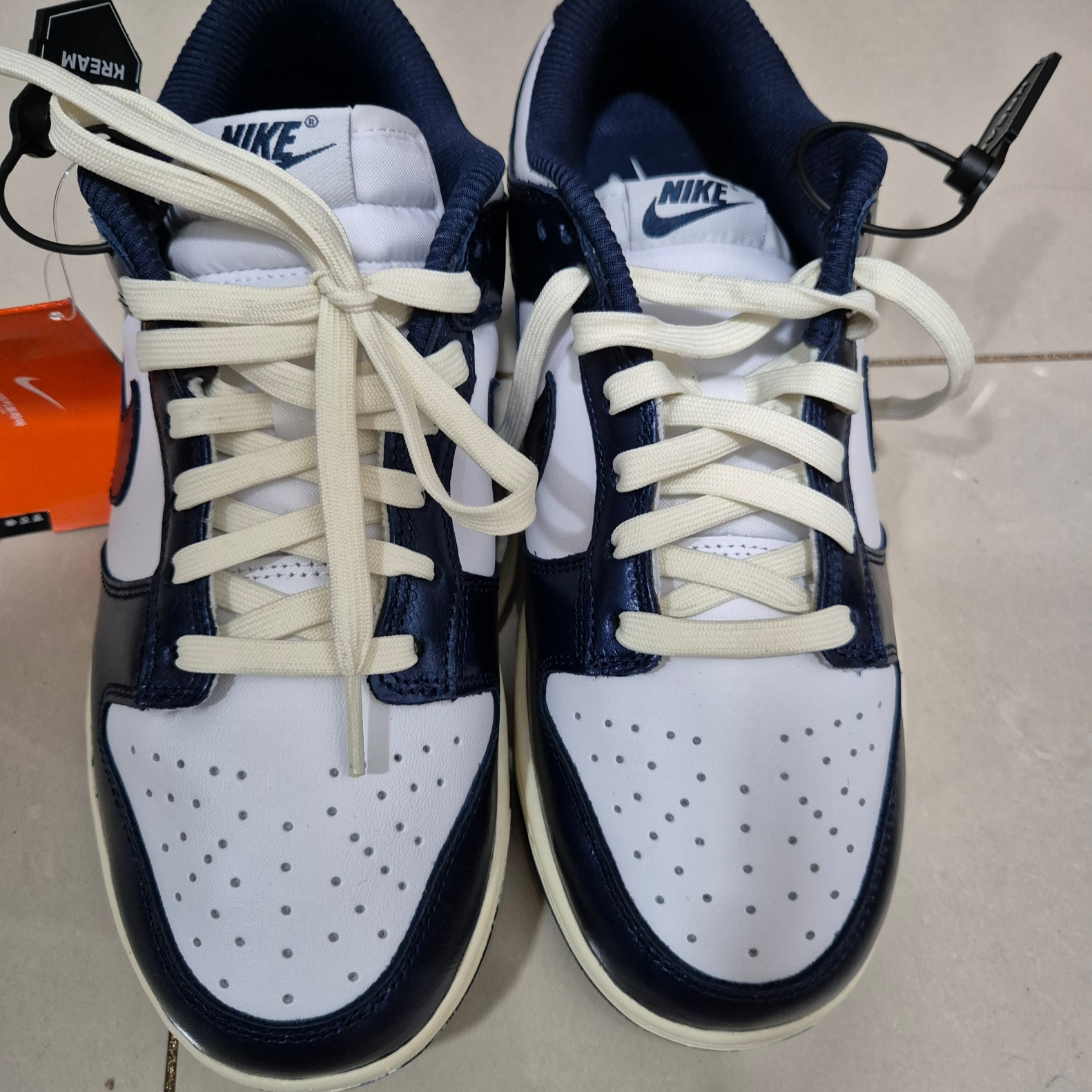 (W) Nike Dunk Low PRM Midnight Navy and White 착용 스타일 - 2